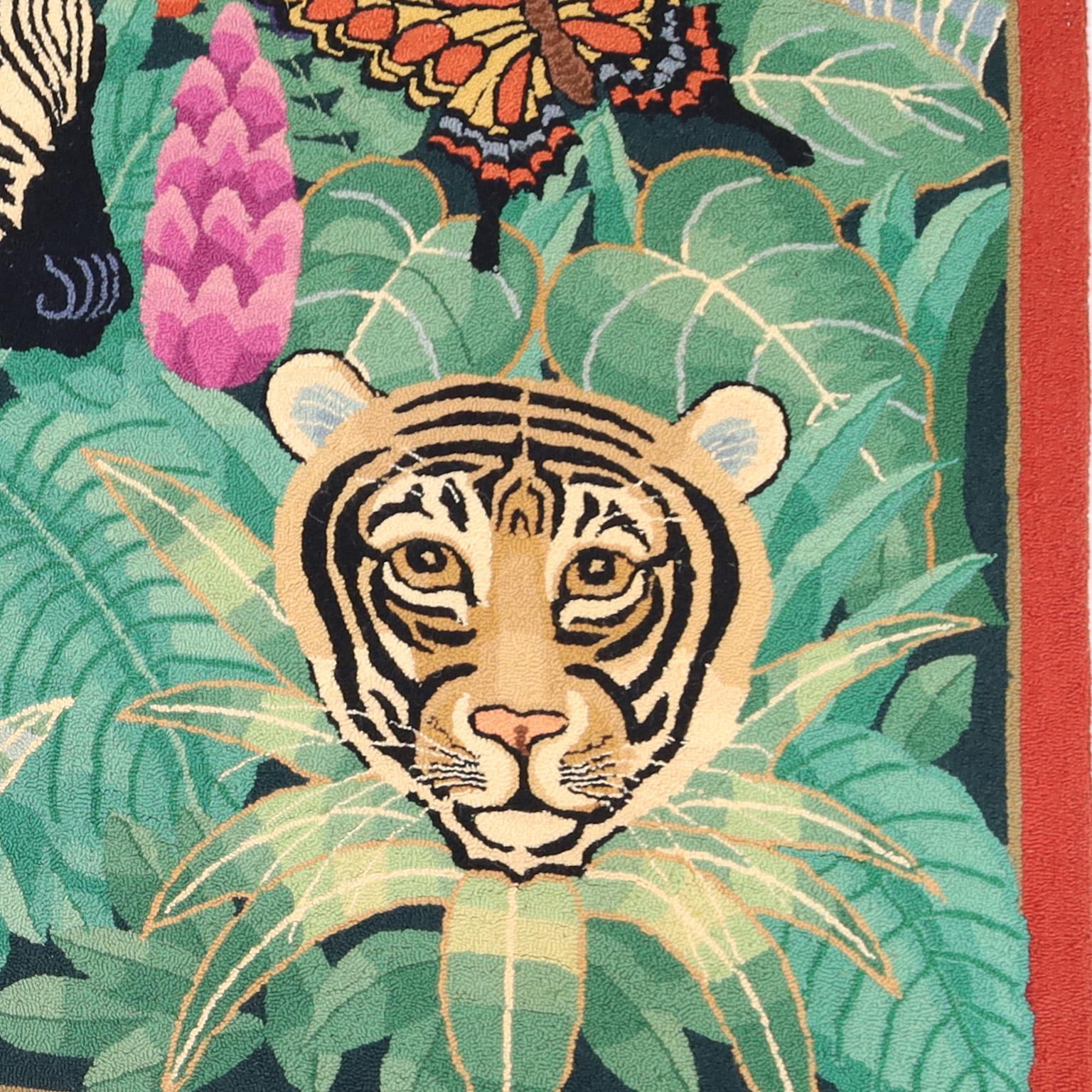 Auffälliger Vintage-Hakenteppich mit einer farbenfrohen Komposition aus Vögeln, Blumen und afrikanischen Tieren in einer Dschungelumgebung.