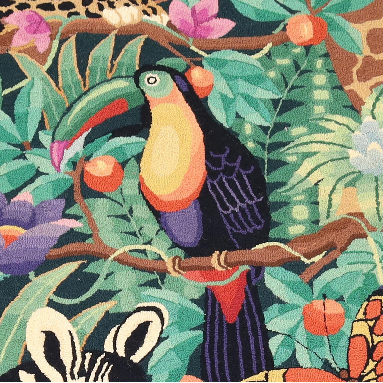 Annodato a mano Tappeto da giardino con ganci di metà secolo con uccelli e animali tropicali in vendita