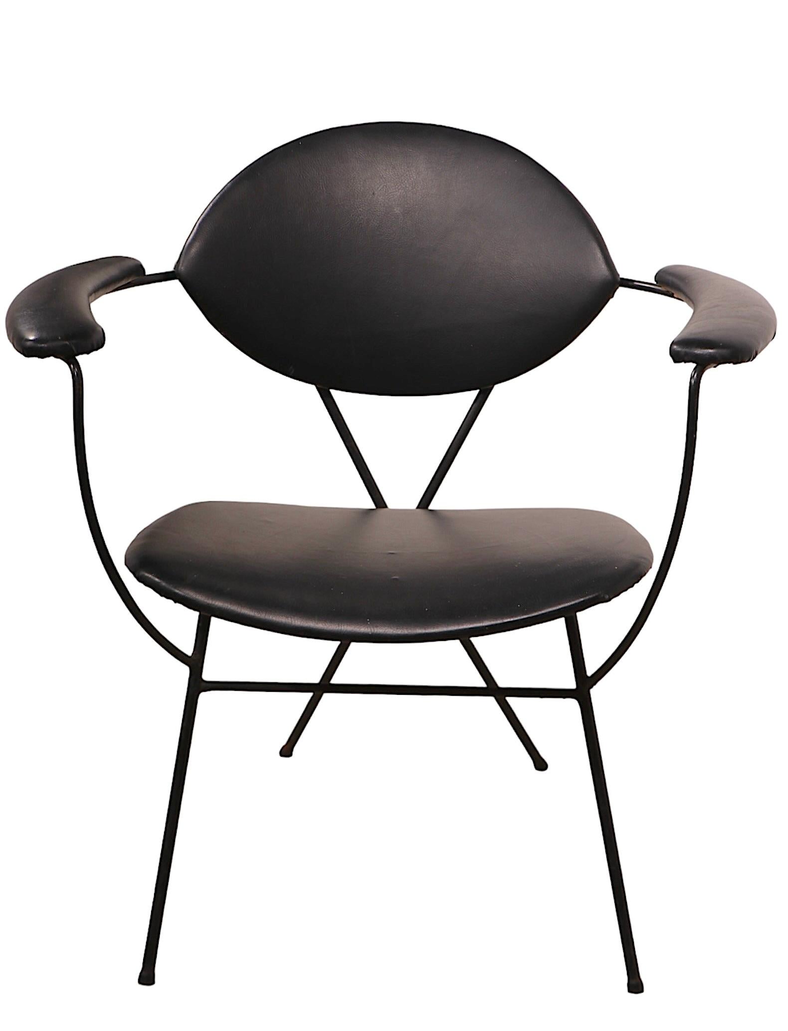 Excepcional sillón de hierro forjado de mediados de siglo, diseñado por Joseph Cicchelli para Reilly-Wolf. La silla tiene una estructura de hierro forjado, con cojines de asiento y respaldo de vinilo negro. Este ejemplar está en muy buen estado,