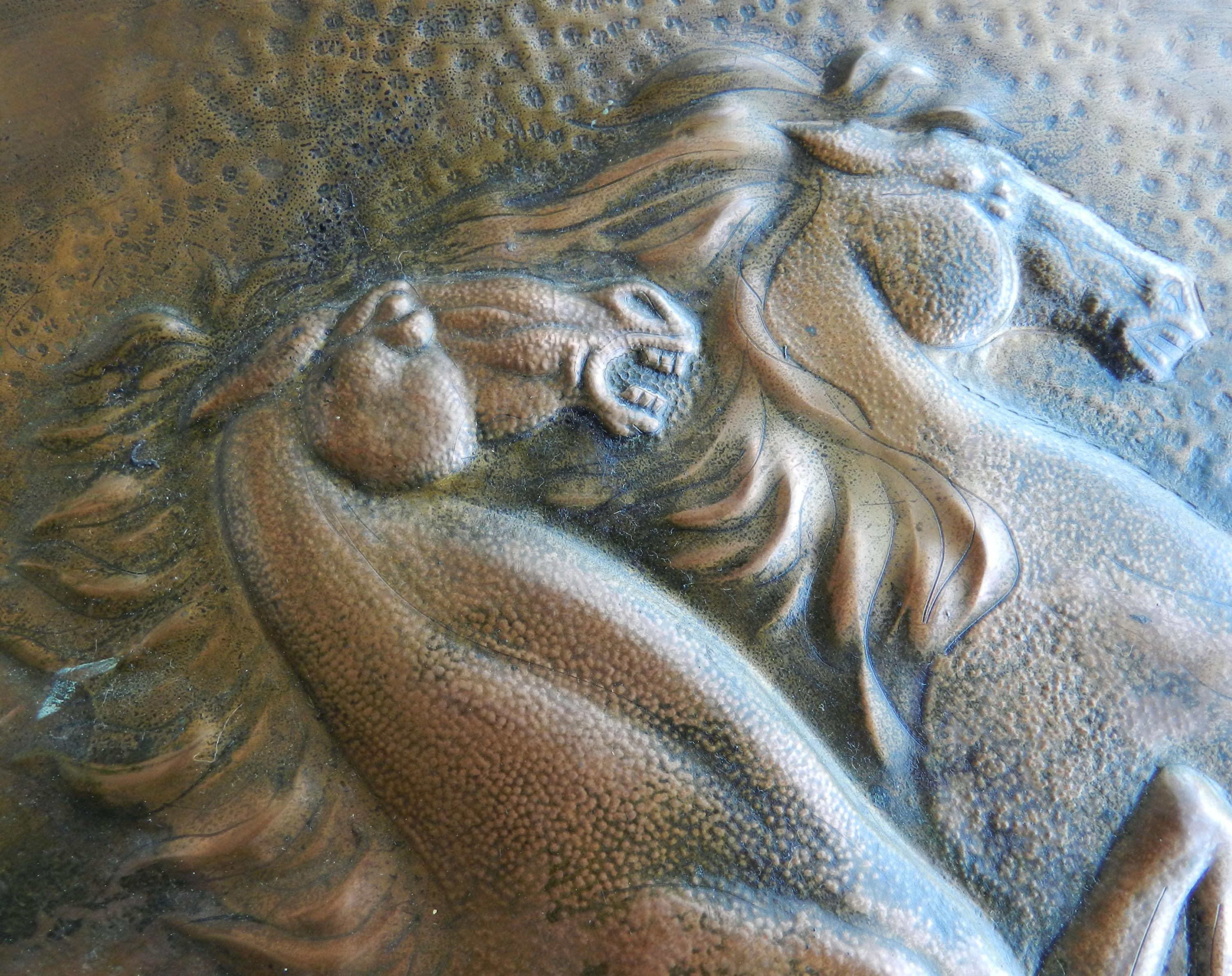 Europeo Pannello decorativo da parete con cavalli di metà secolo, rame sbalzato c1950