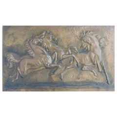 Pannello decorativo da parete con cavalli di metà secolo, rame sbalzato c1950