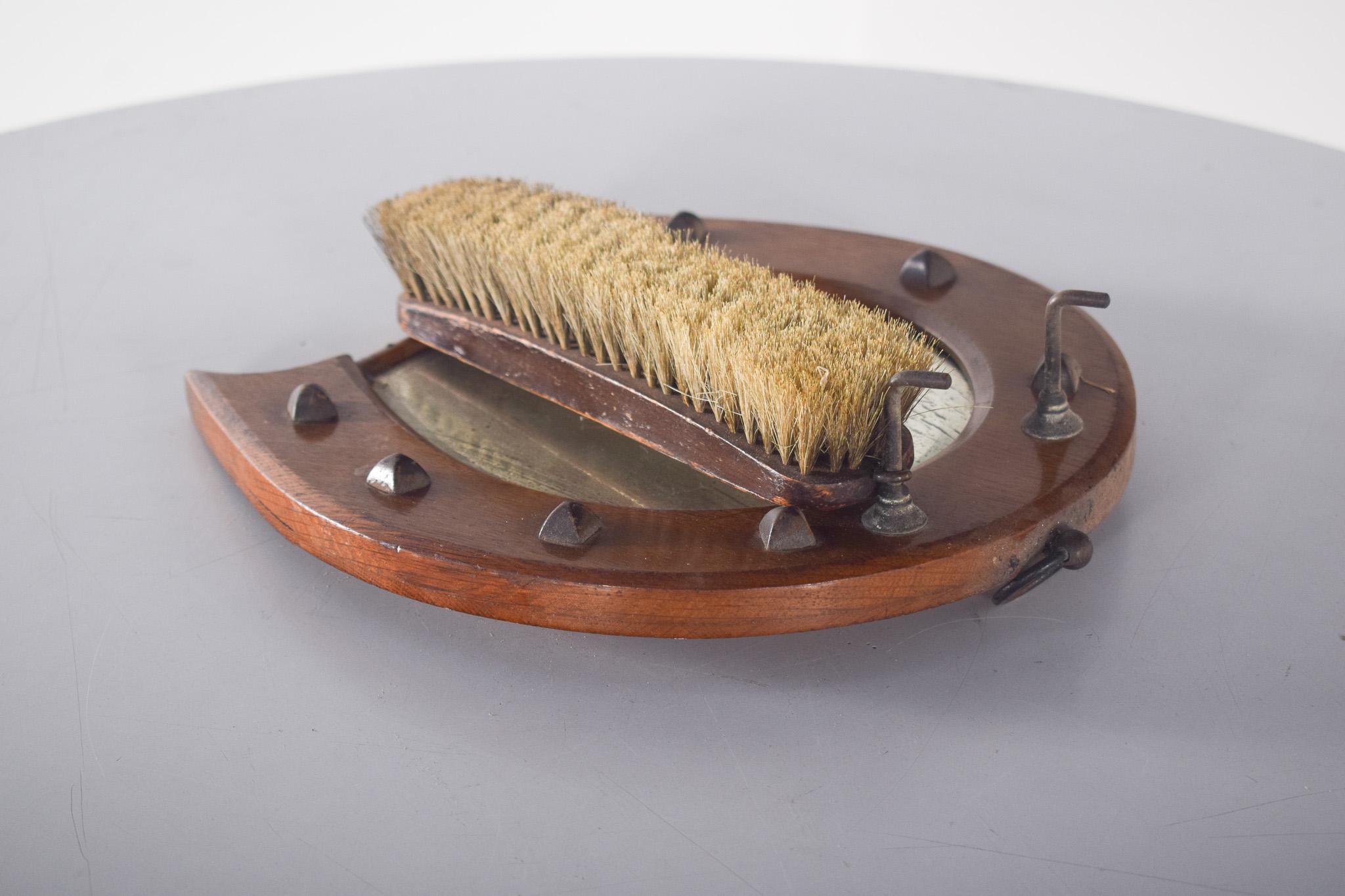Mid-Century Horseshoe-Shaped Brush Hanger In Distressed Condition For Sale In Lisboa, Lisboa