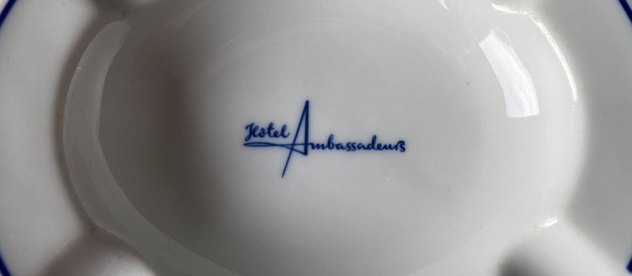 Aschenbecher aus Keramik des Hotel Ambassadeurs aus der Mitte des Jahrhunderts von Bauscher Weiden, Deutschland, 1958 im Zustand „Gut“ im Angebot in Costa Mesa, CA