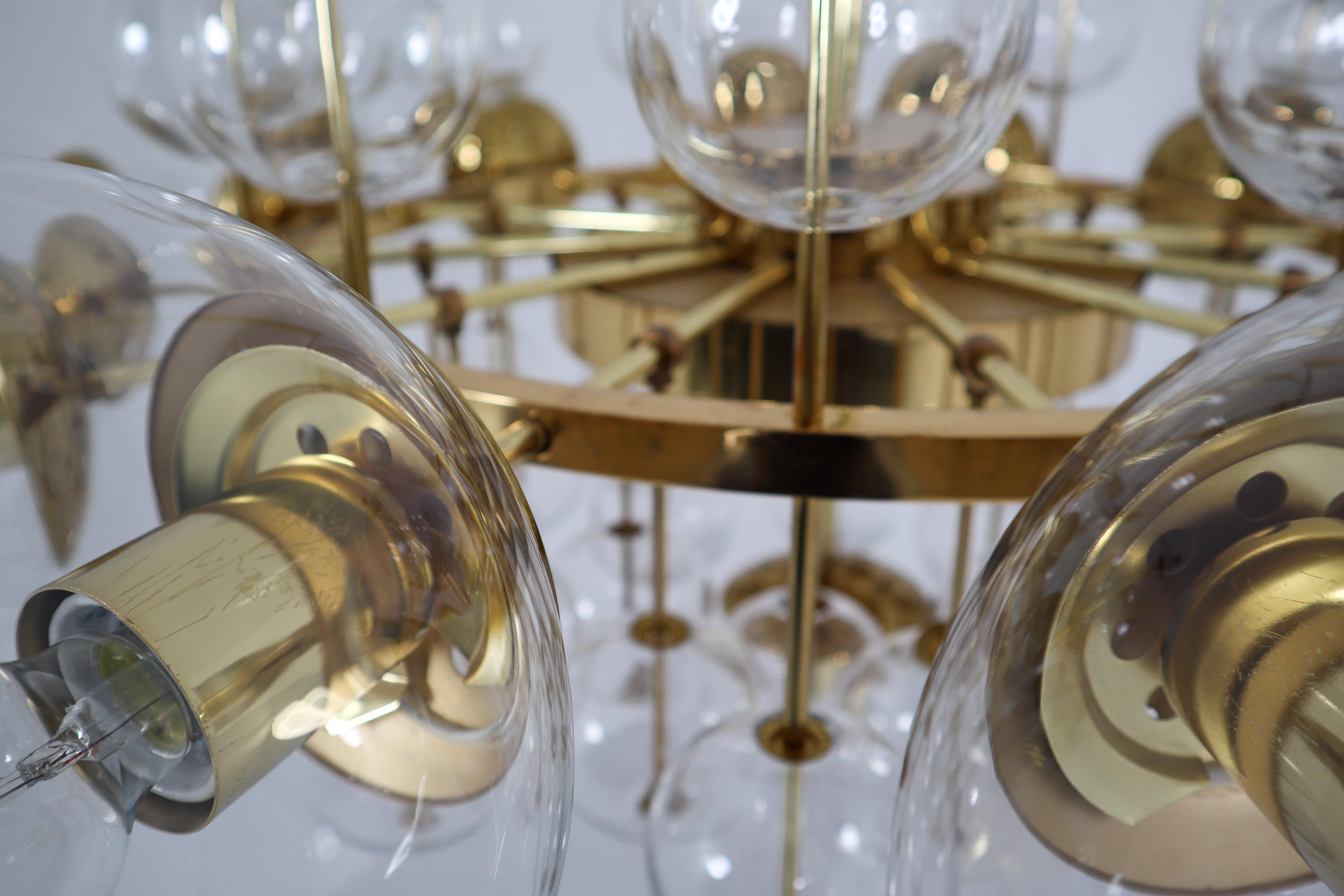 Midcentury Hotel Chandelier with Brass Fixture and Hand-Blowed Glass Globes (Mitte des 20. Jahrhunderts)