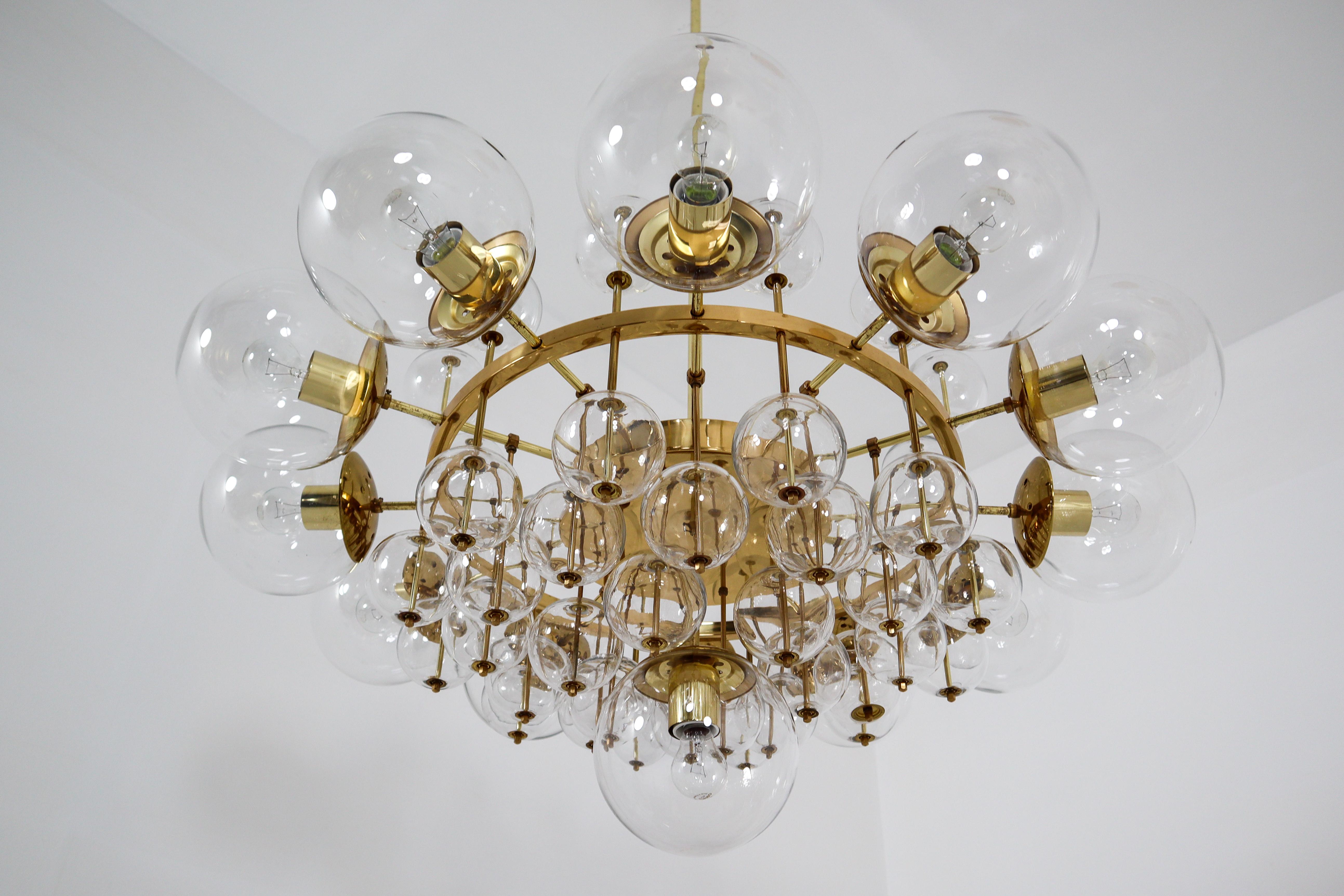 Midcentury Hotel Chandelier with Brass Fixture and Hand-Blowed Glass Globes (Messing)