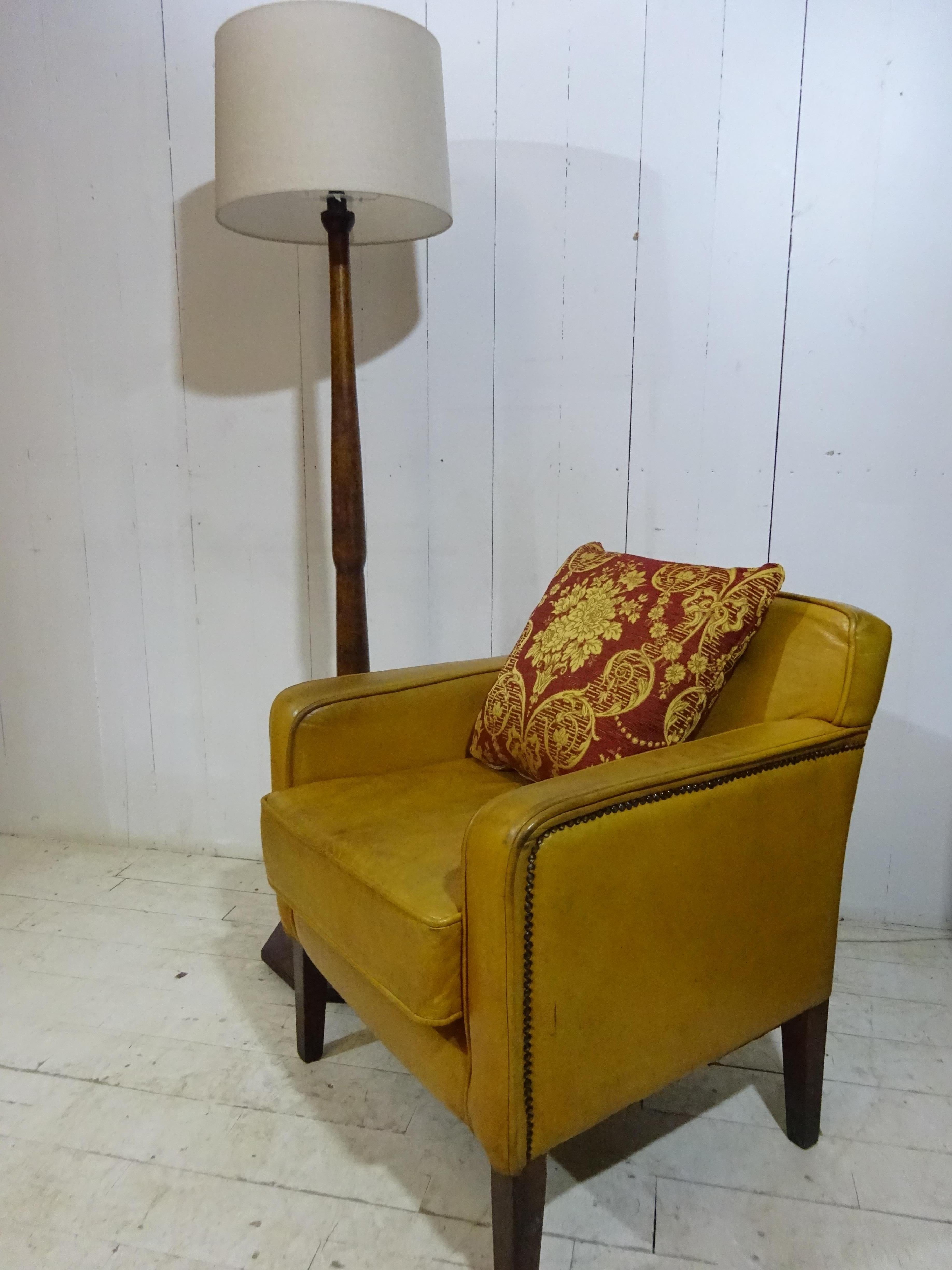 Fabulous shape to this original hotel lounge chair dated mid 1970's. The chair has been sourced from a hotel in London where the chair spent its life from new. Excellent quality has kept the chair in great condition for its age.

Solid beech frame