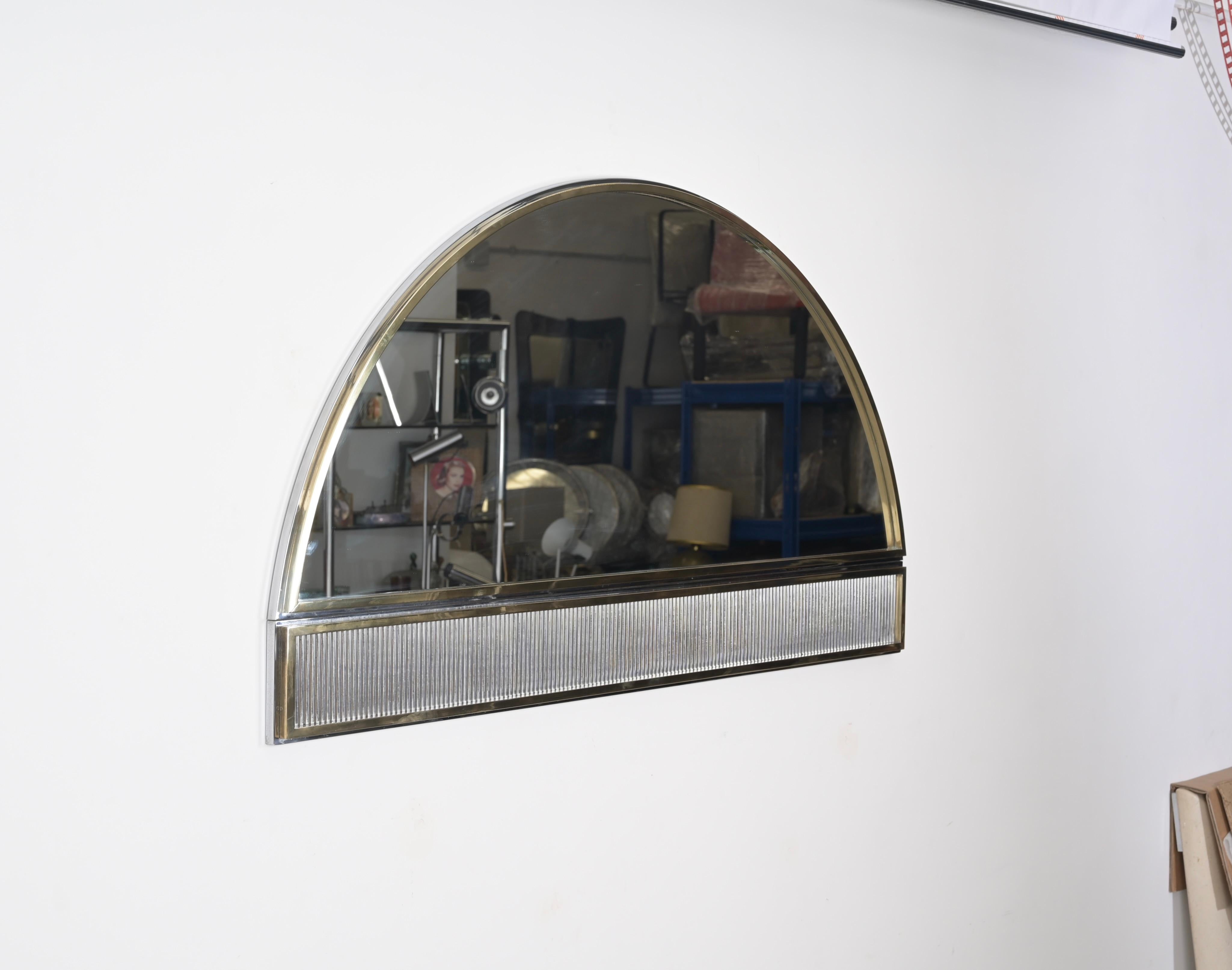 Grand miroir italien en arc de cercle en laiton et chrome de Romeo Rega, 1970 en vente 3