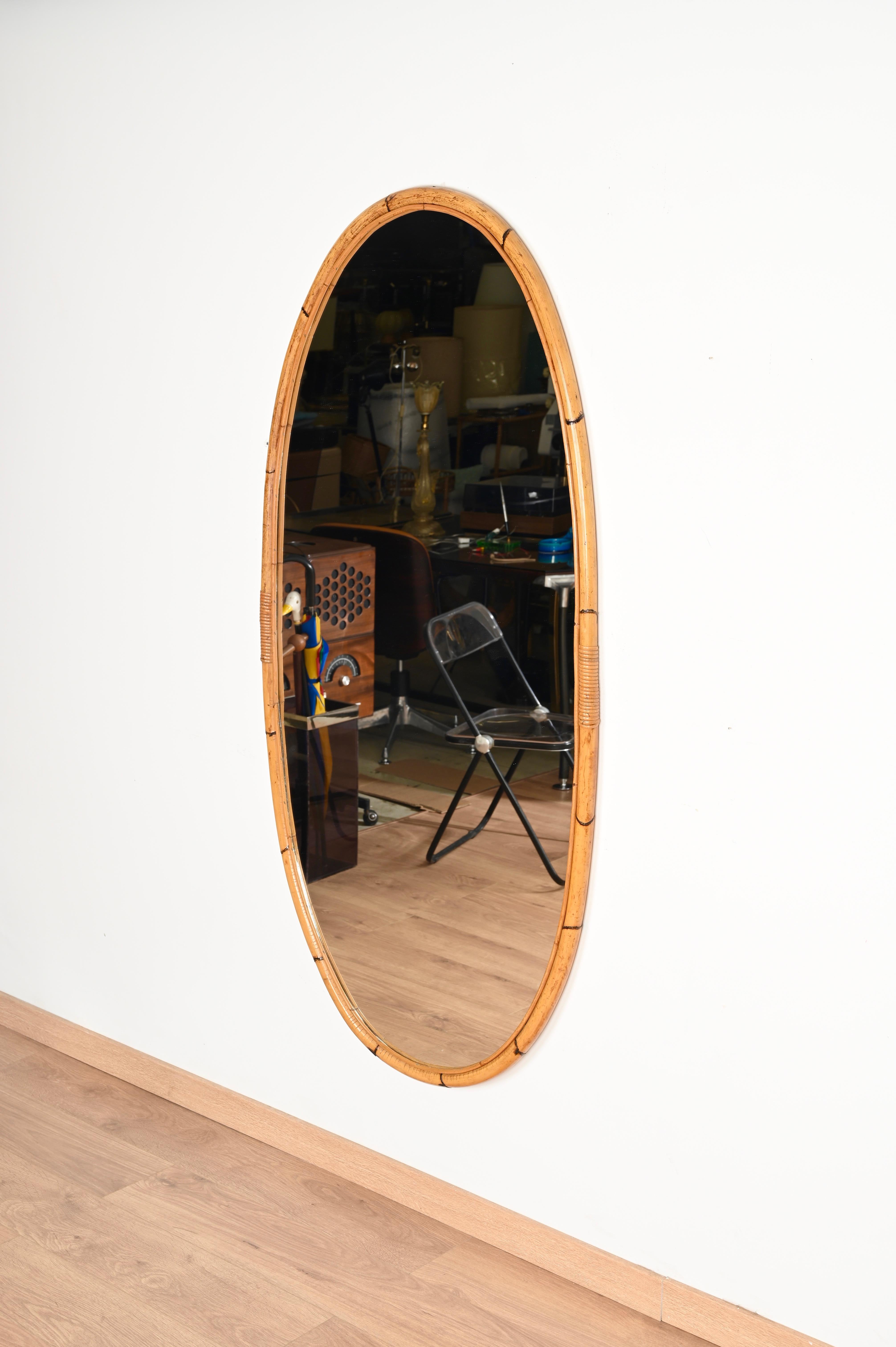 Grand miroir ovale italien du milieu du siècle dernier, incurvé en bambou, rotin et osier, 1970 en vente 3