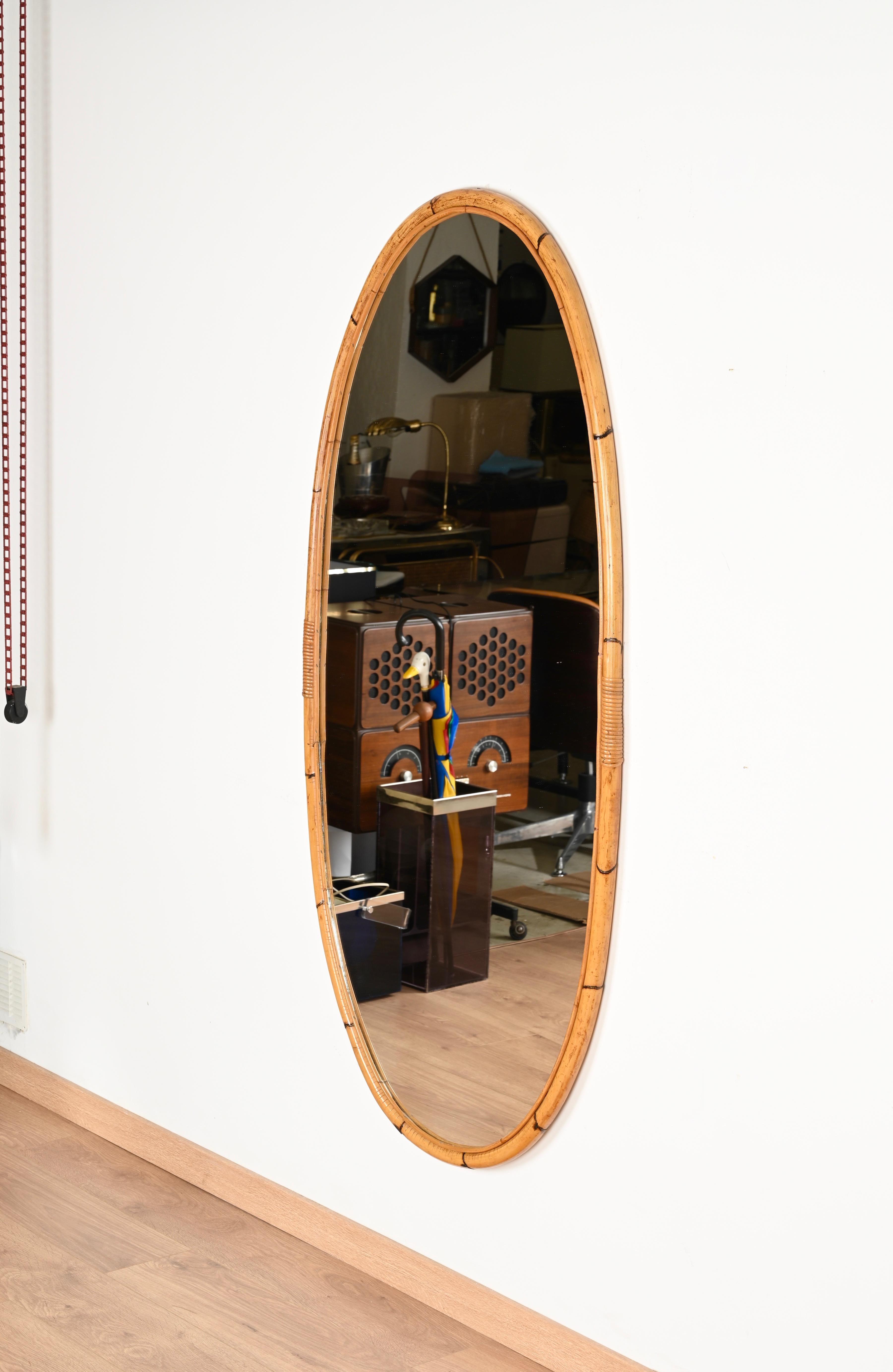 Mid-Century Modern Grand miroir ovale italien du milieu du siècle dernier, incurvé en bambou, rotin et osier, 1970 en vente