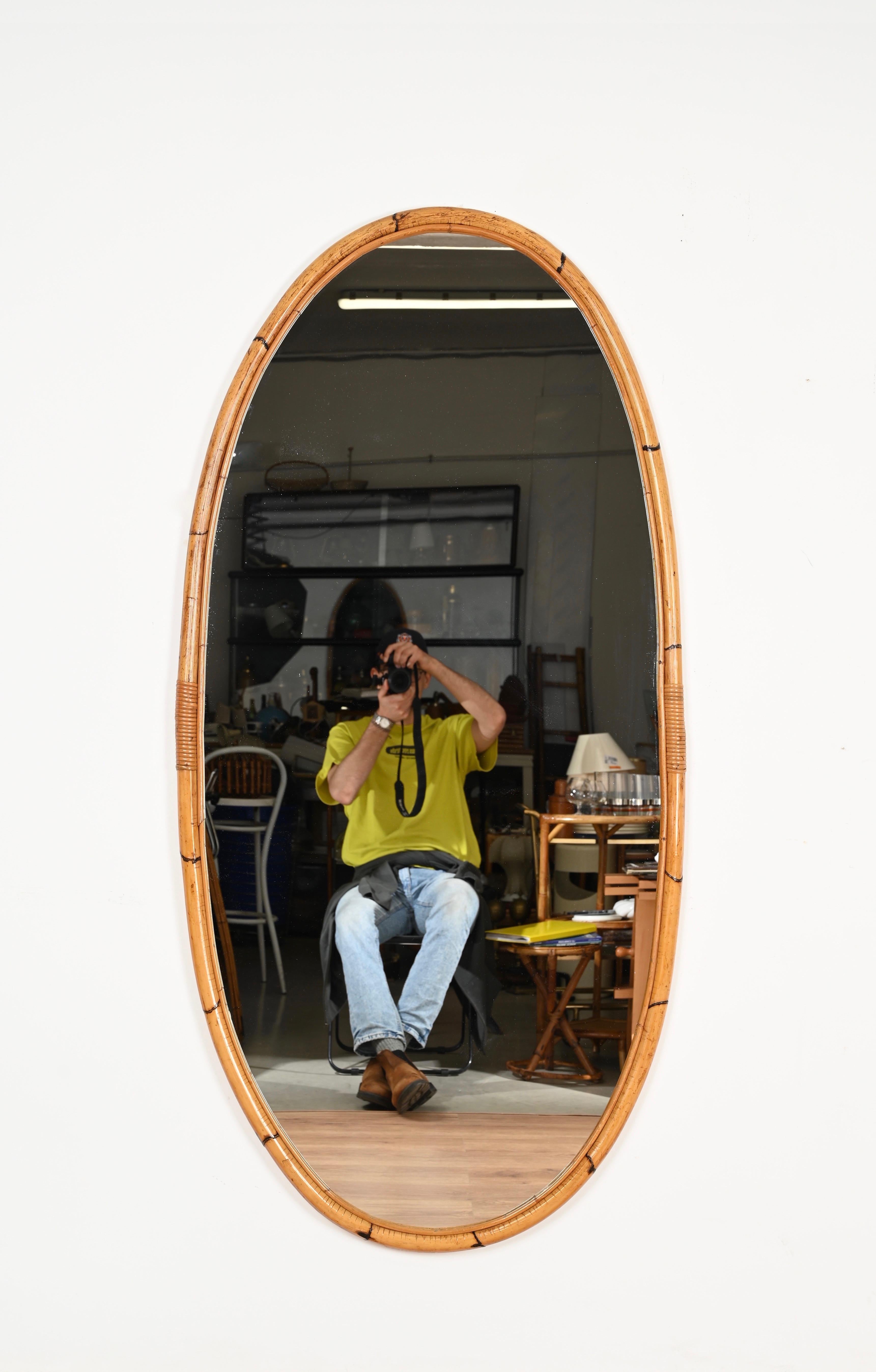 Bambou Grand miroir ovale italien du milieu du siècle dernier, incurvé en bambou, rotin et osier, 1970 en vente