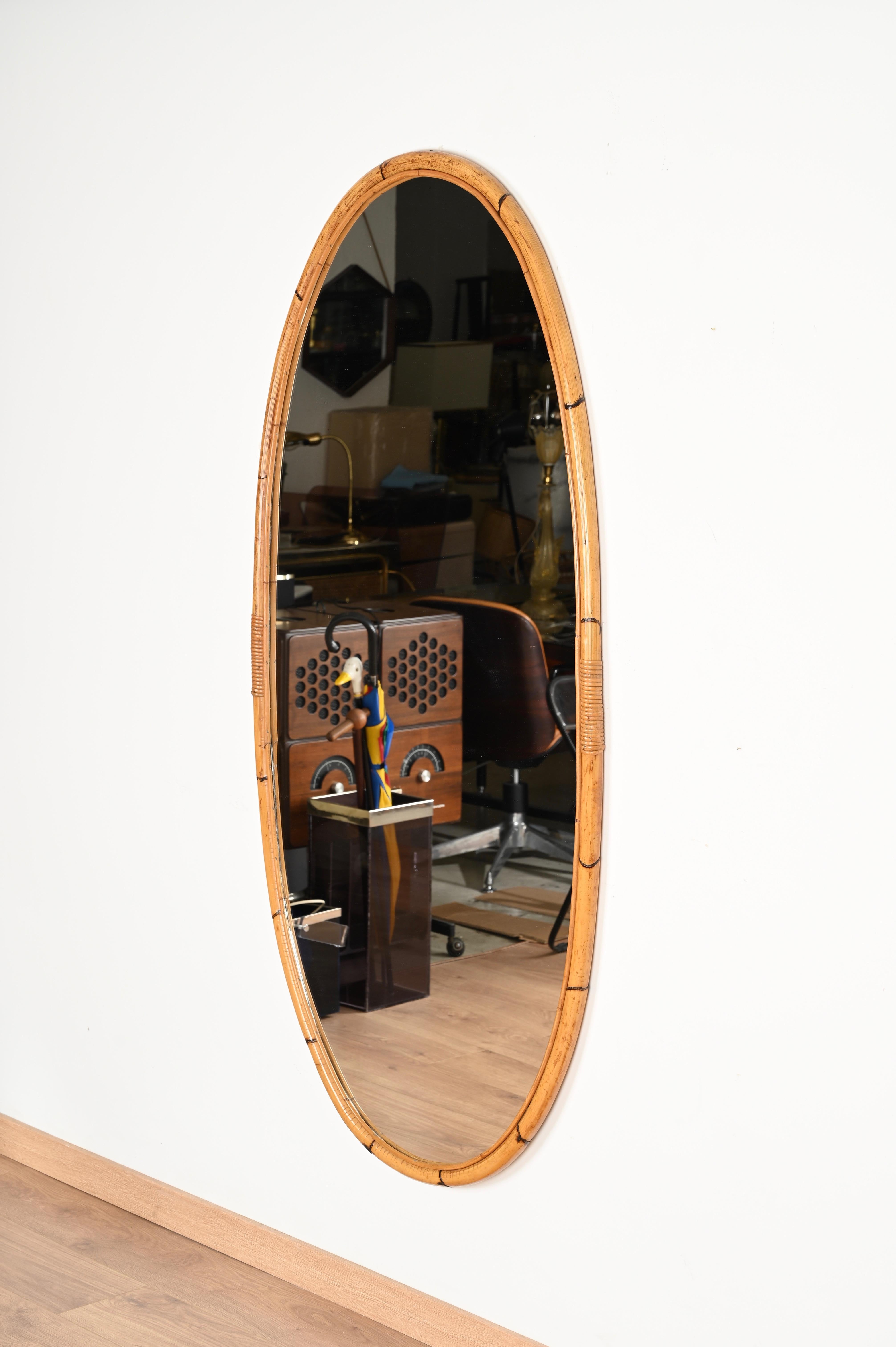 Grand miroir ovale italien du milieu du siècle dernier, incurvé en bambou, rotin et osier, 1970 en vente 1