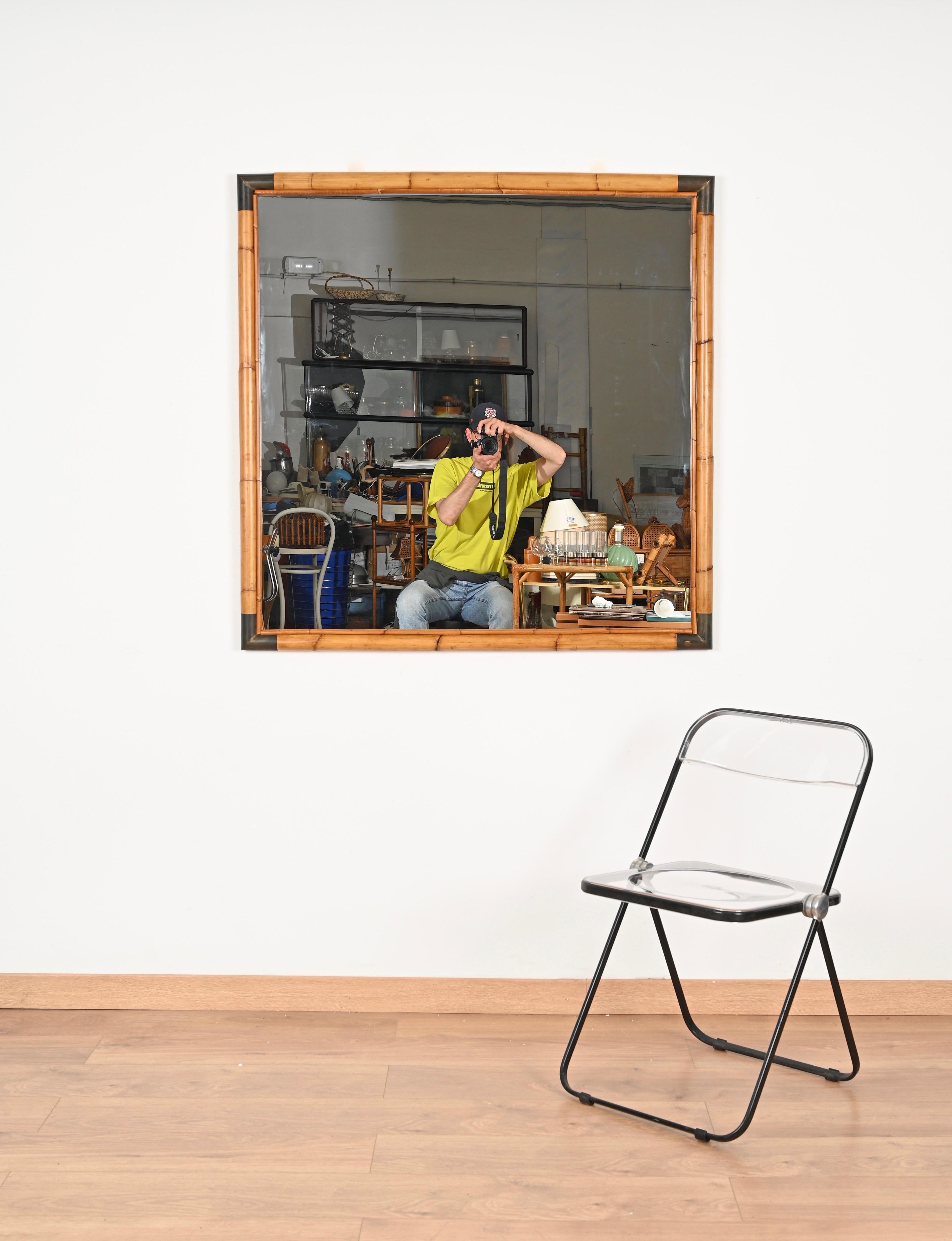 Spettacolare e unico specchio quadrato in stile Costa Azzurra del Mid-Century completamente realizzato in canne di bambù e ottone. Questo enorme specchio organico è stato realizzato in Italia negli anni Sessanta.  

In condizioni favolose e con un