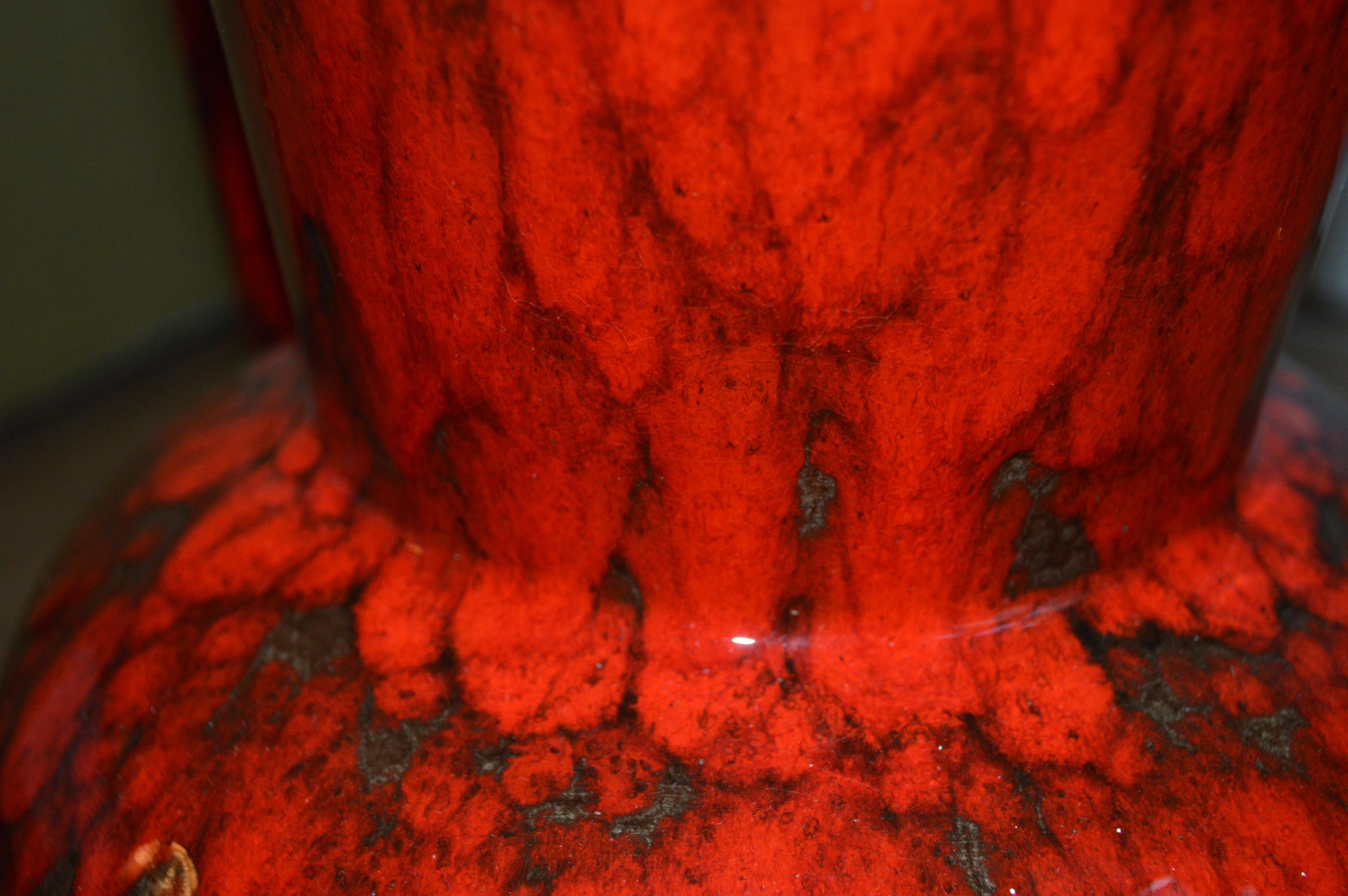 Grand vase de sol en lave rouge émaillée du milieu du siècle dernier en vente 2