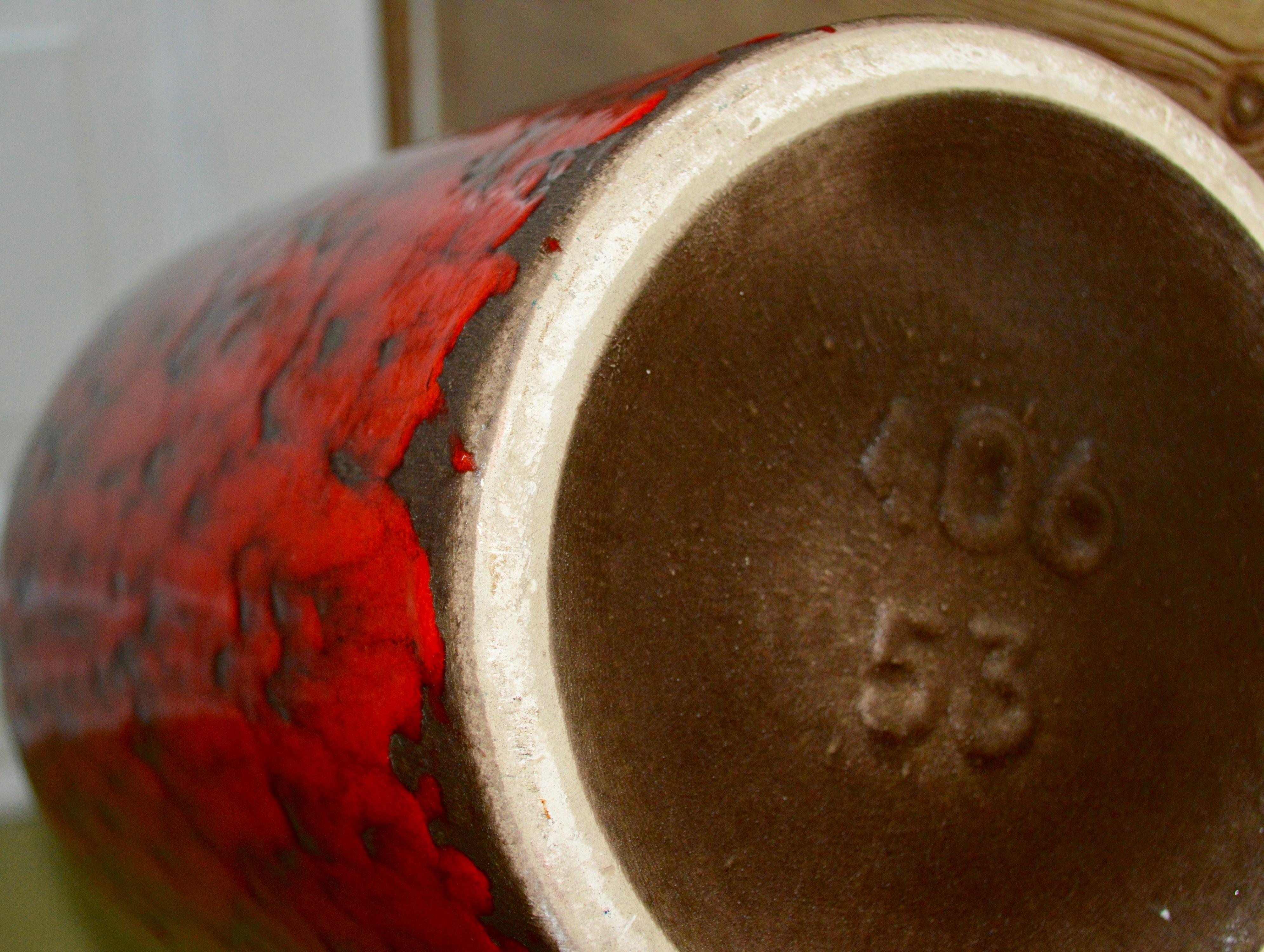 Grand vase de sol en lave rouge émaillée du milieu du siècle dernier en vente 3