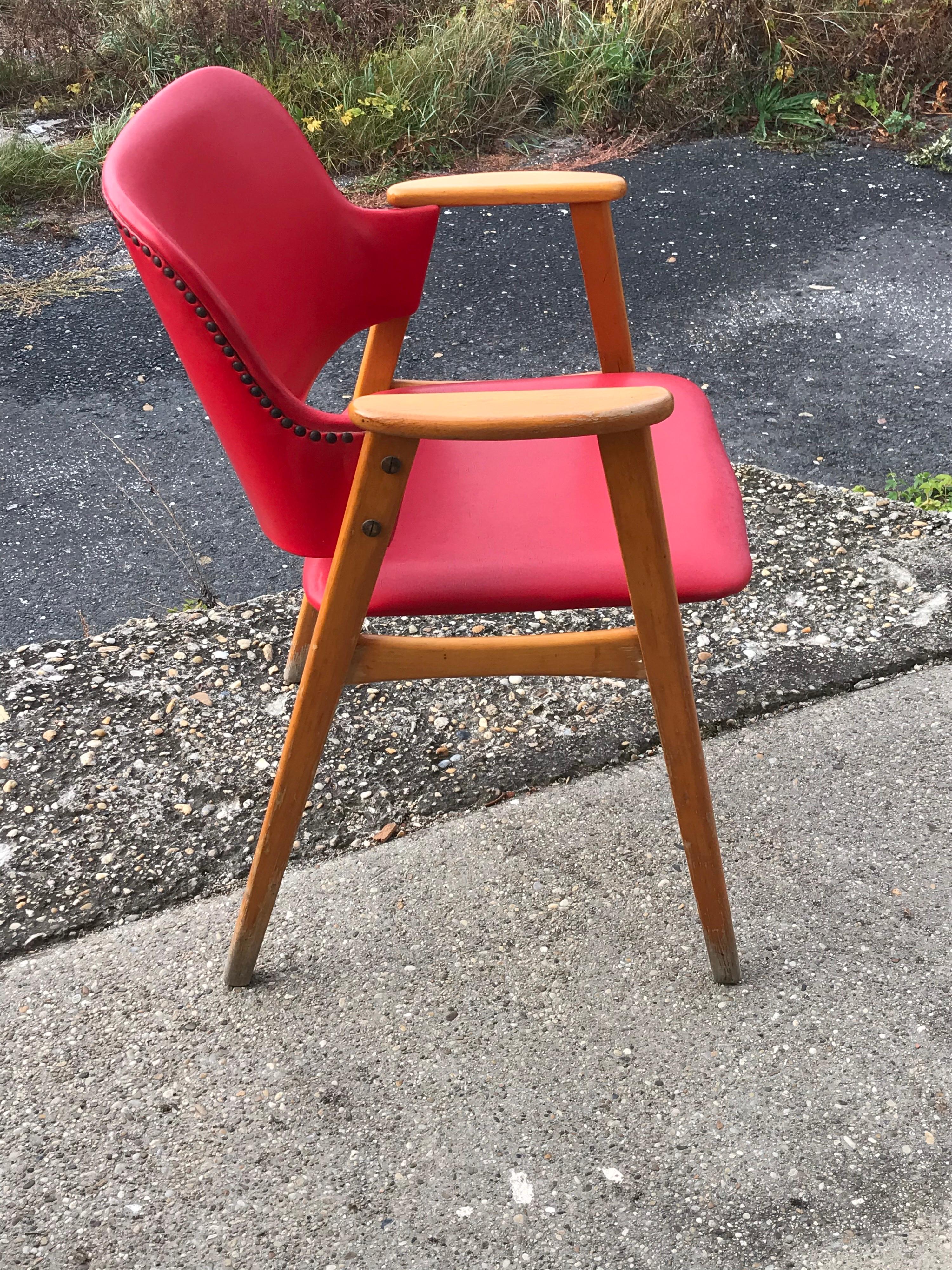 Midcentury Hungarian Chair with Red Faux Leather, circa 1960s In Good Condition For Sale In Lábatlan, HU