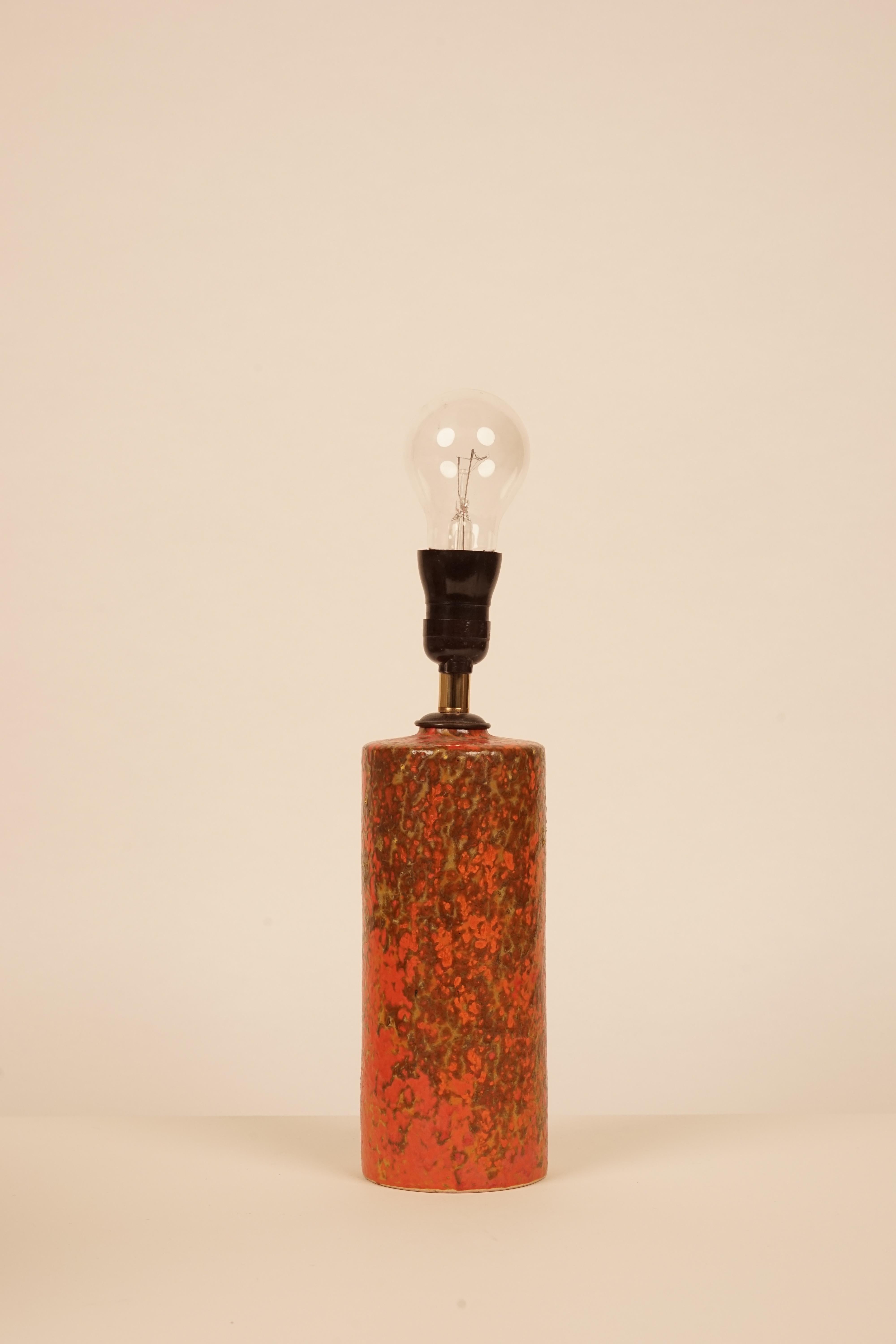 Lampe de table en céramique d'atelier hongroise du milieu du siècle dernier Bon état - En vente à Vienna, Austria