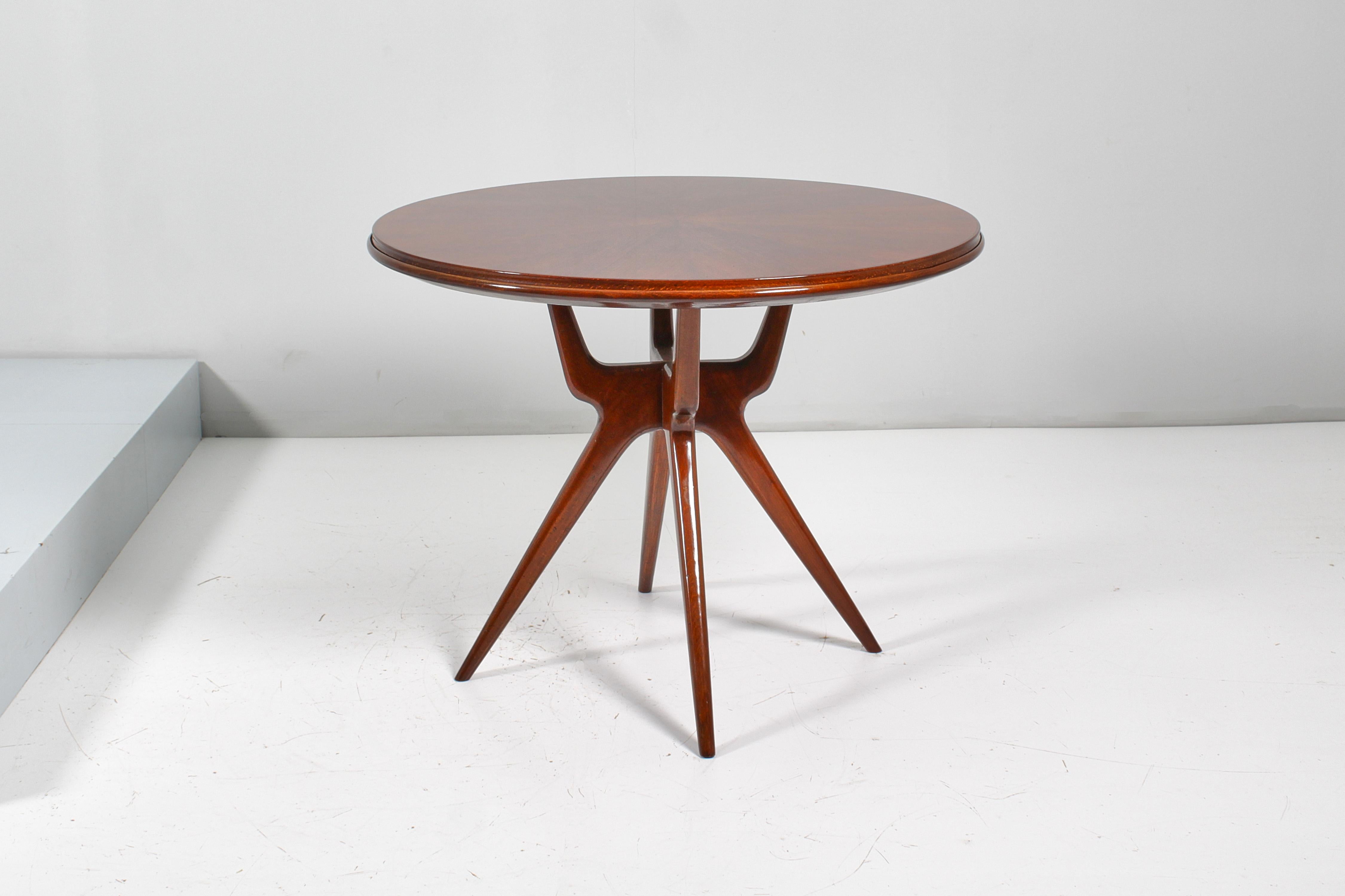 Beautiful and stylish restored and refinishing round wooden table, veneered top and four spiked legs. In the style of Ico Parisi, Cantù manufacturing, Italy, 1950s.
Wear consistent with age and use.



