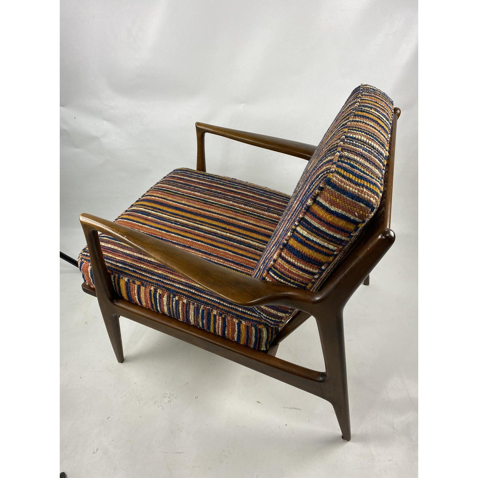 Great mid century solid walnut lounge chair designed by Larsen for selig. The chairs is in great shape and looks great.