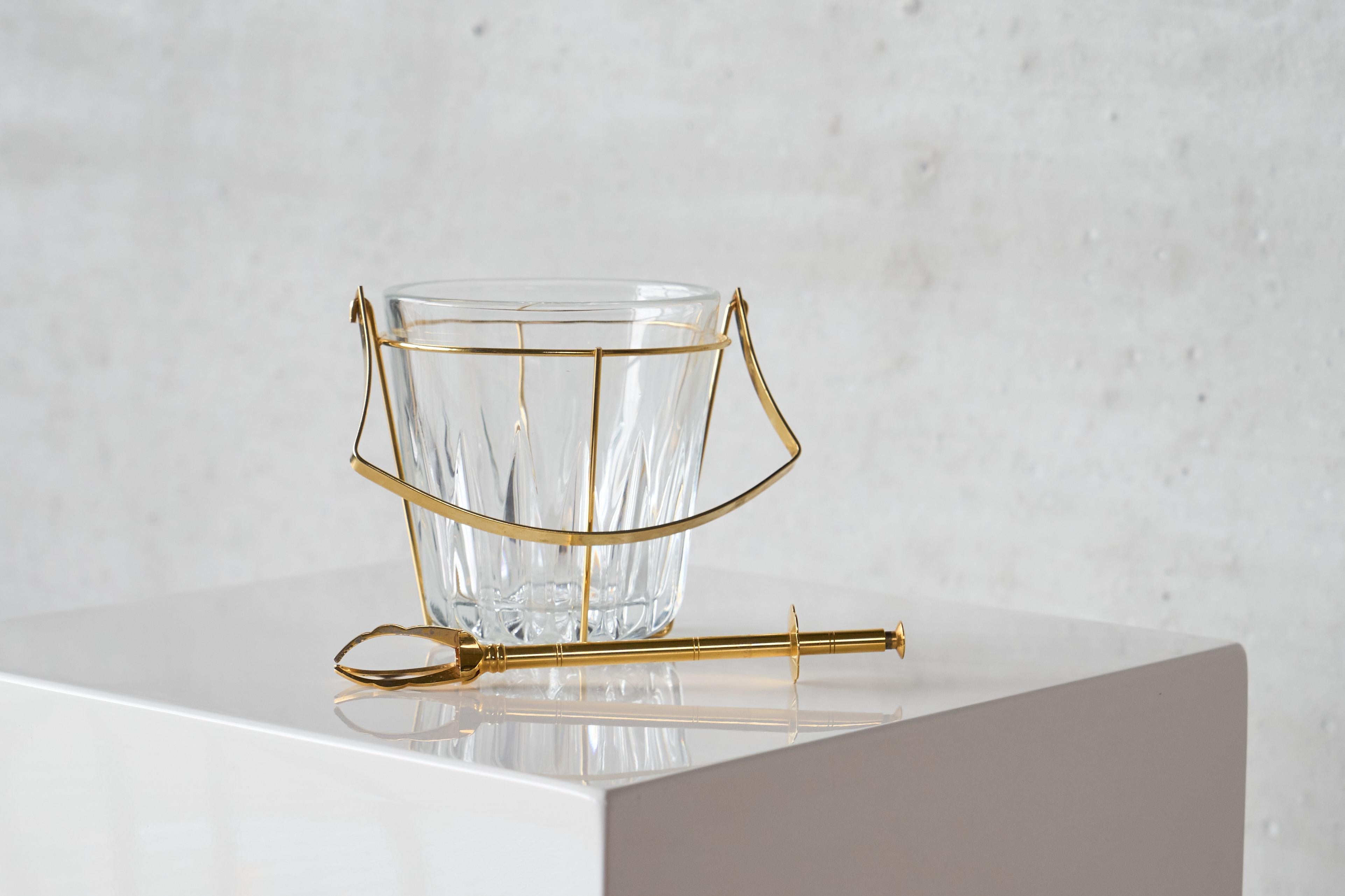Mid Century Eiskübel und Zange aus Kristall und Messing Frankreich 1960er Jahre im Angebot 1