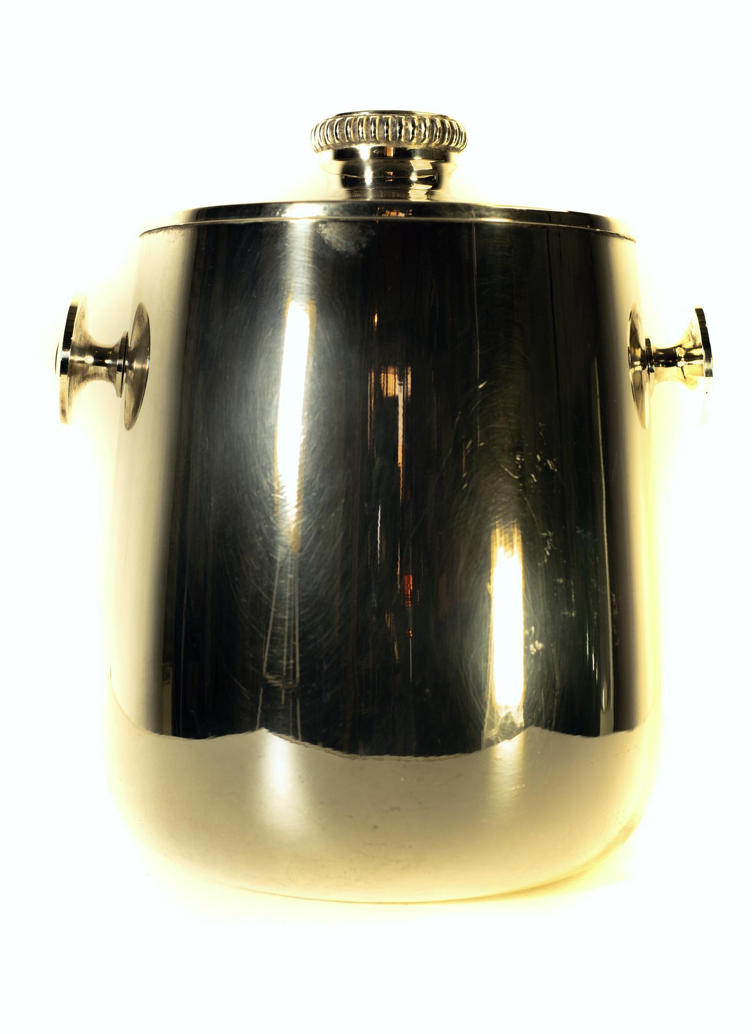 An elegant classic ice bucket with lid by Macabo Milano, Italy in silver guilt metal. Stamped in the bottom.