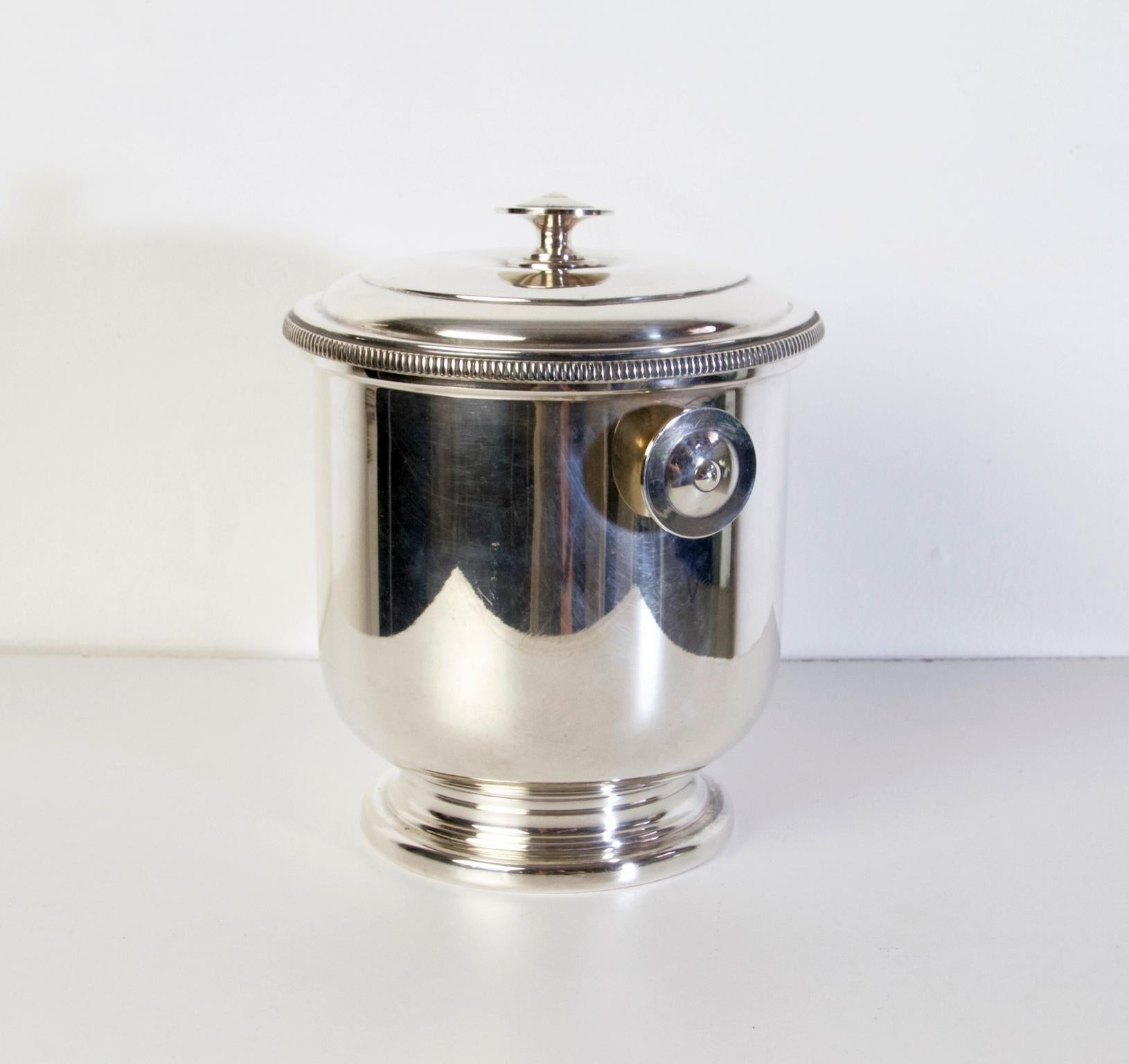An elegant Classic ice bucket with lid by Macabo Milano, Italy in silver guilt metal. Stamped Macabo in the bottom.