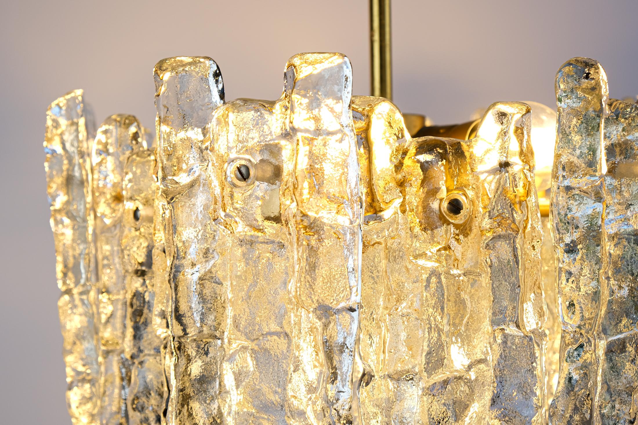 Lustre en verre glacé et laiton du milieu du siècle par J.T. Kalmar, Autriche c.C.1970 en vente 3