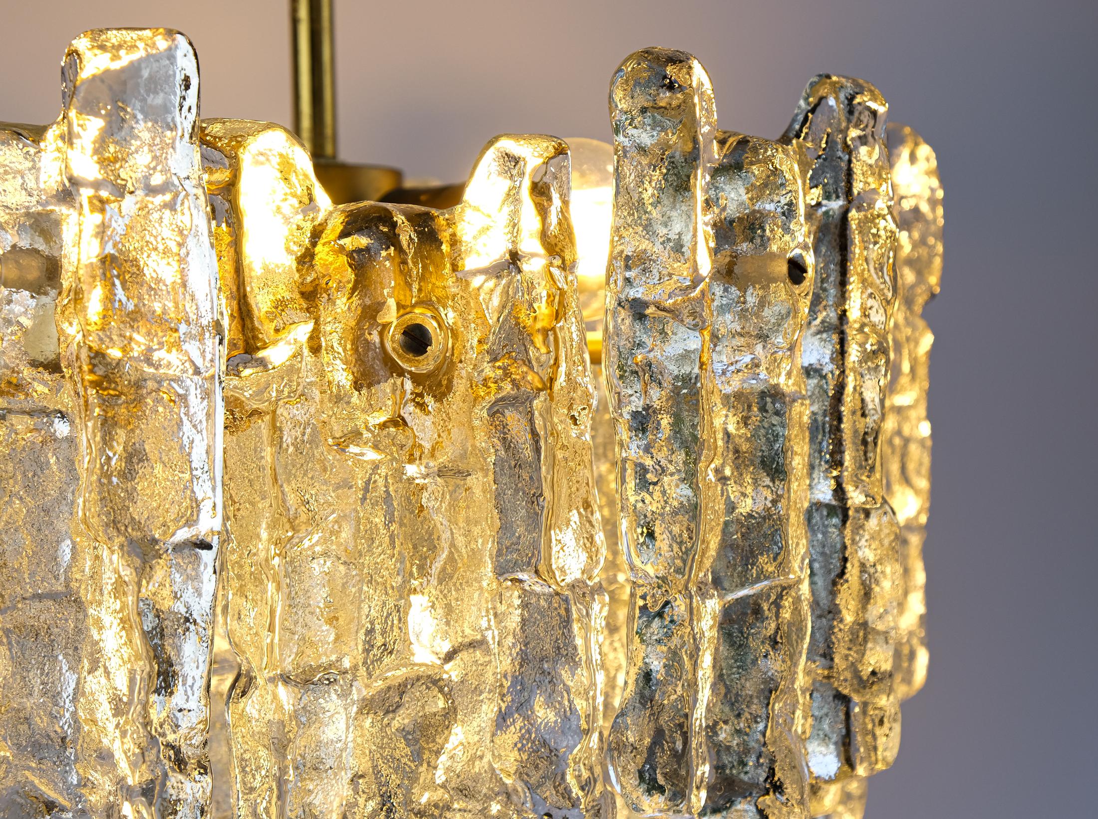 Lustre en verre glacé et laiton du milieu du siècle par J.T. Kalmar, Autriche c.C.1970 en vente 4
