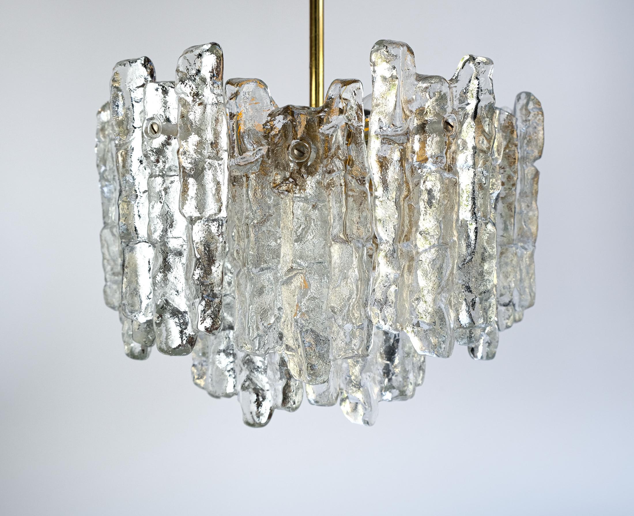 Lustre en verre glacé et laiton du milieu du siècle par J.T. Kalmar, Autriche c.C.1970 en vente 5