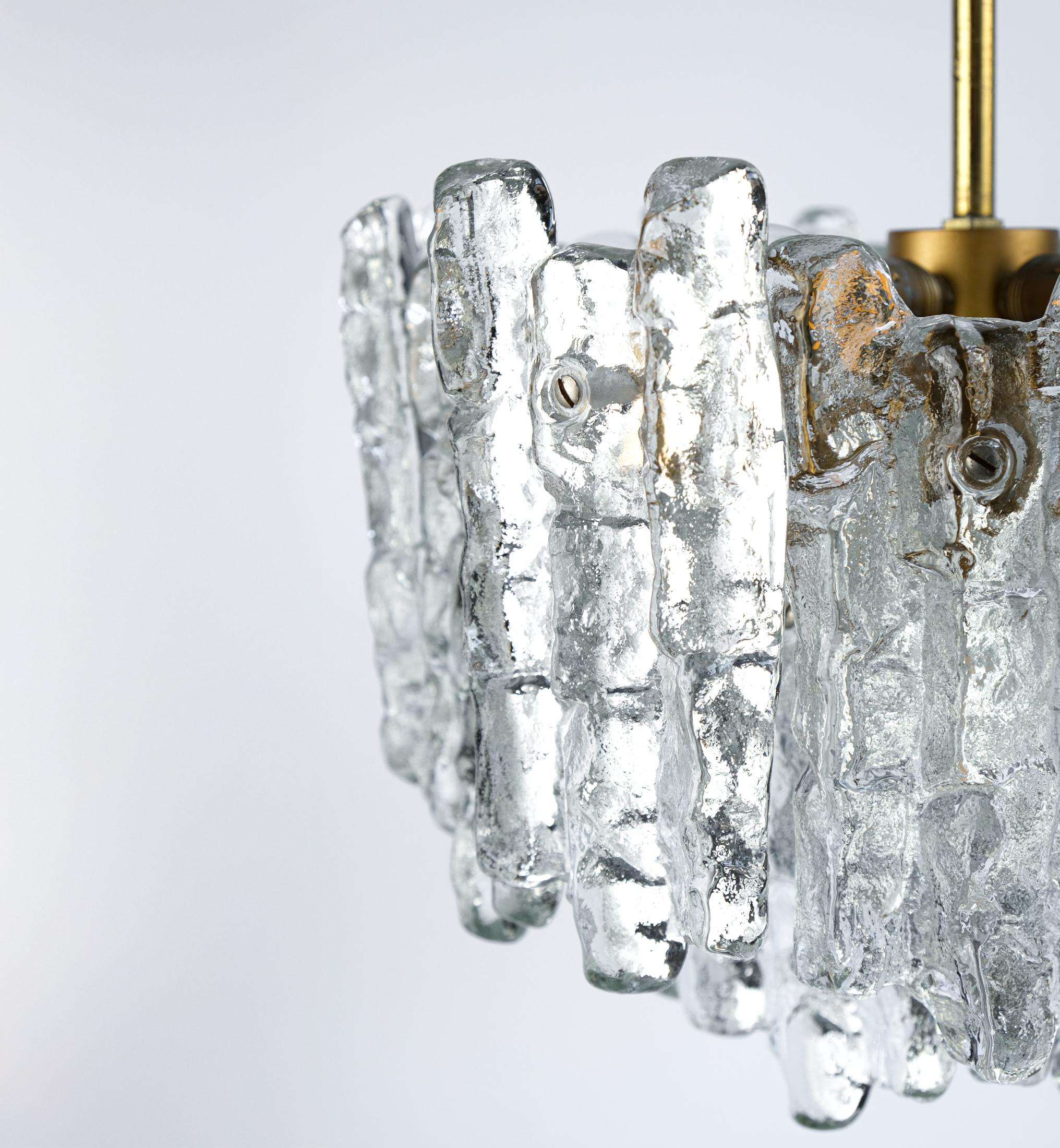 Lustre en verre glacé et laiton du milieu du siècle par J.T. Kalmar, Autriche c.C.1970 en vente 6