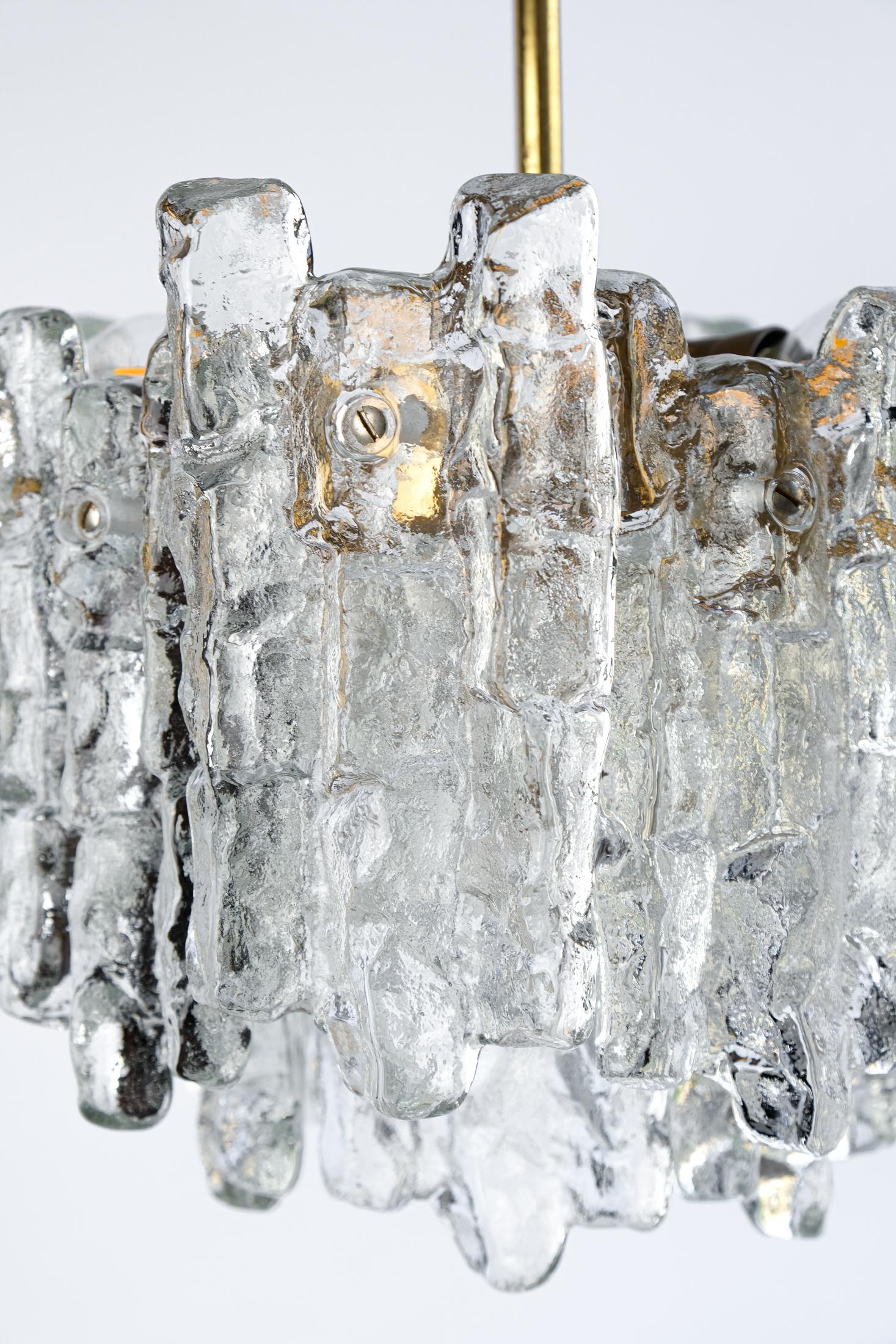 Lustre en verre glacé et laiton du milieu du siècle par J.T. Kalmar, Autriche c.C.1970 en vente 7