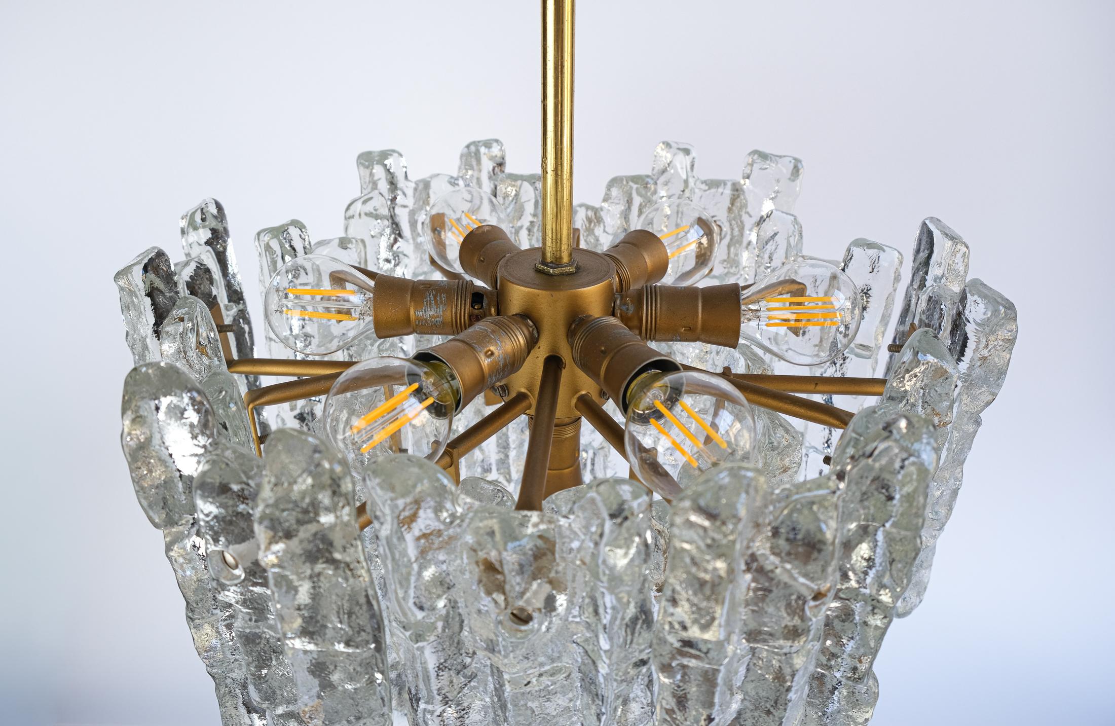 Lustre en verre glacé et laiton du milieu du siècle par J.T. Kalmar, Autriche c.C.1970 en vente 9