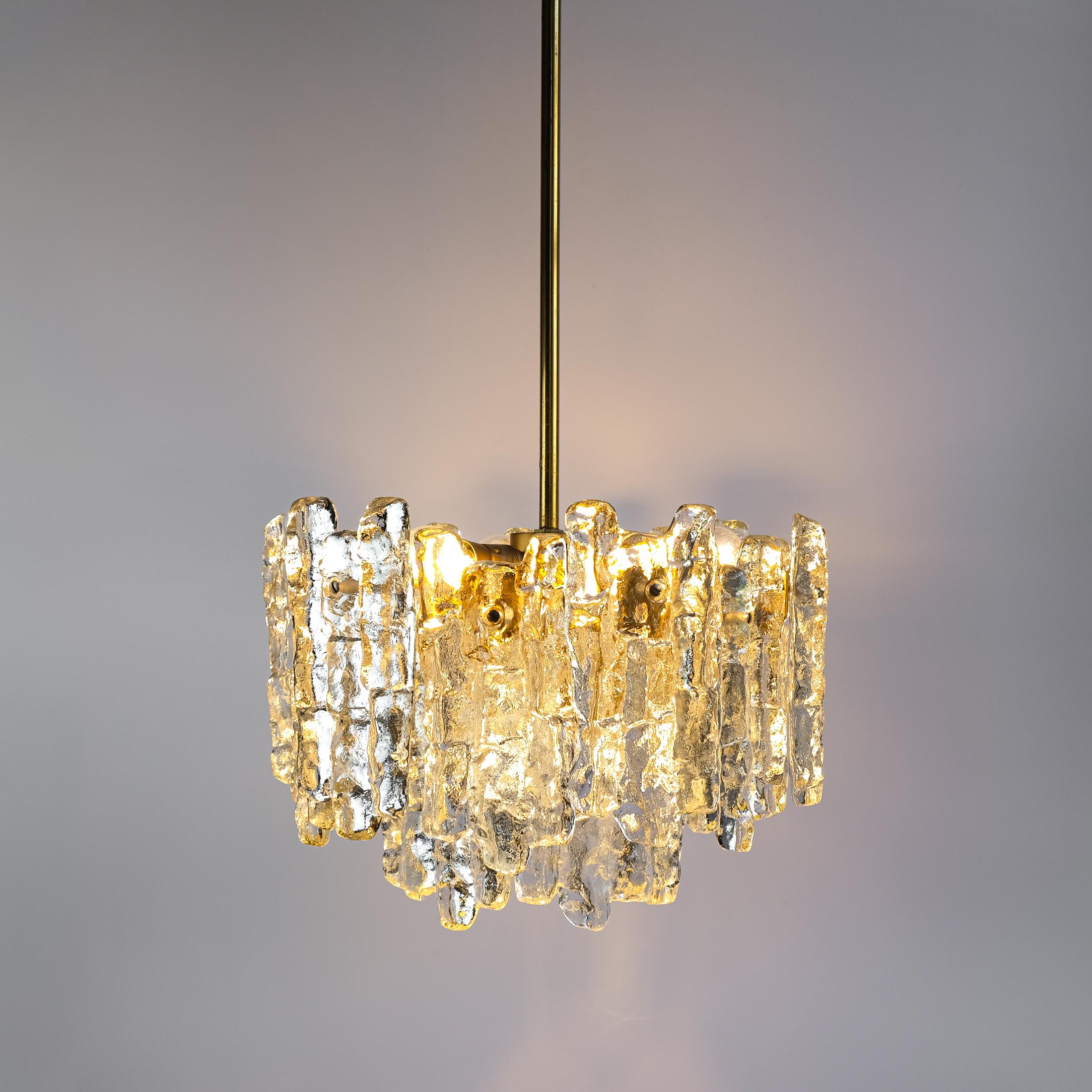 Lustre autrichien en verre glacé et laiton de J.T. AT&T, d'une fabuleuse élégance et d'un modernisme du milieu du siècle. Kalmar, datant d'environ 1970.

Le lustre, qui faisait partie de la série 