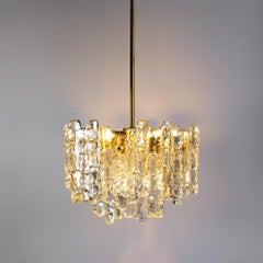 Lampadario in vetro e ottone di metà secolo di J&T. Kalmar, Austria, anni '70 ca.