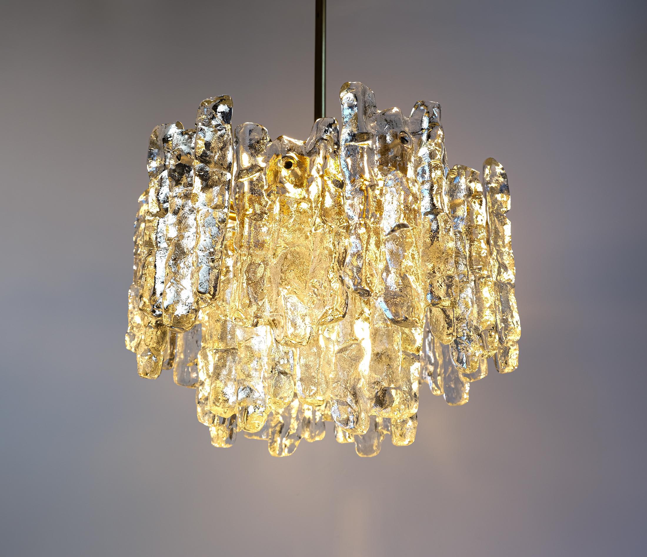 Hollywood Regency Lustre en verre glacé et laiton du milieu du siècle par J.T. Kalmar, Autriche c.C.1970 en vente