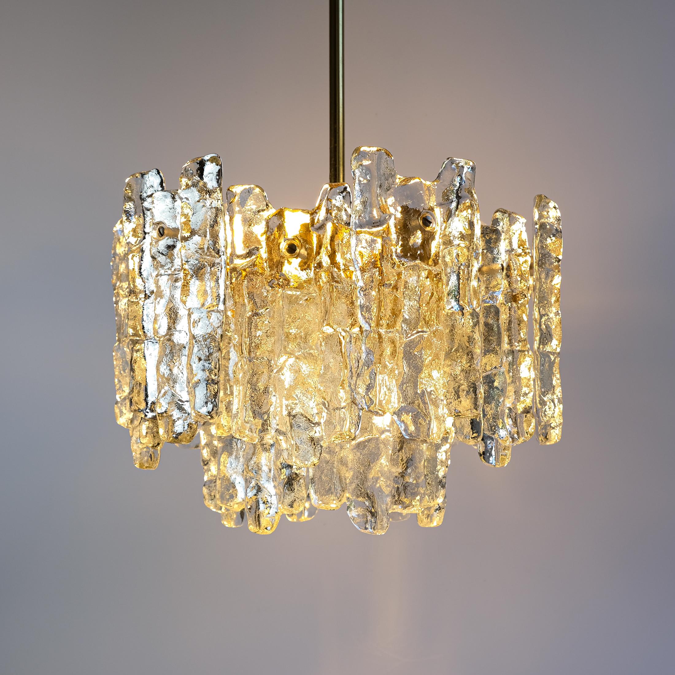Autrichien Lustre en verre glacé et laiton du milieu du siècle par J.T. Kalmar, Autriche c.C.1970 en vente