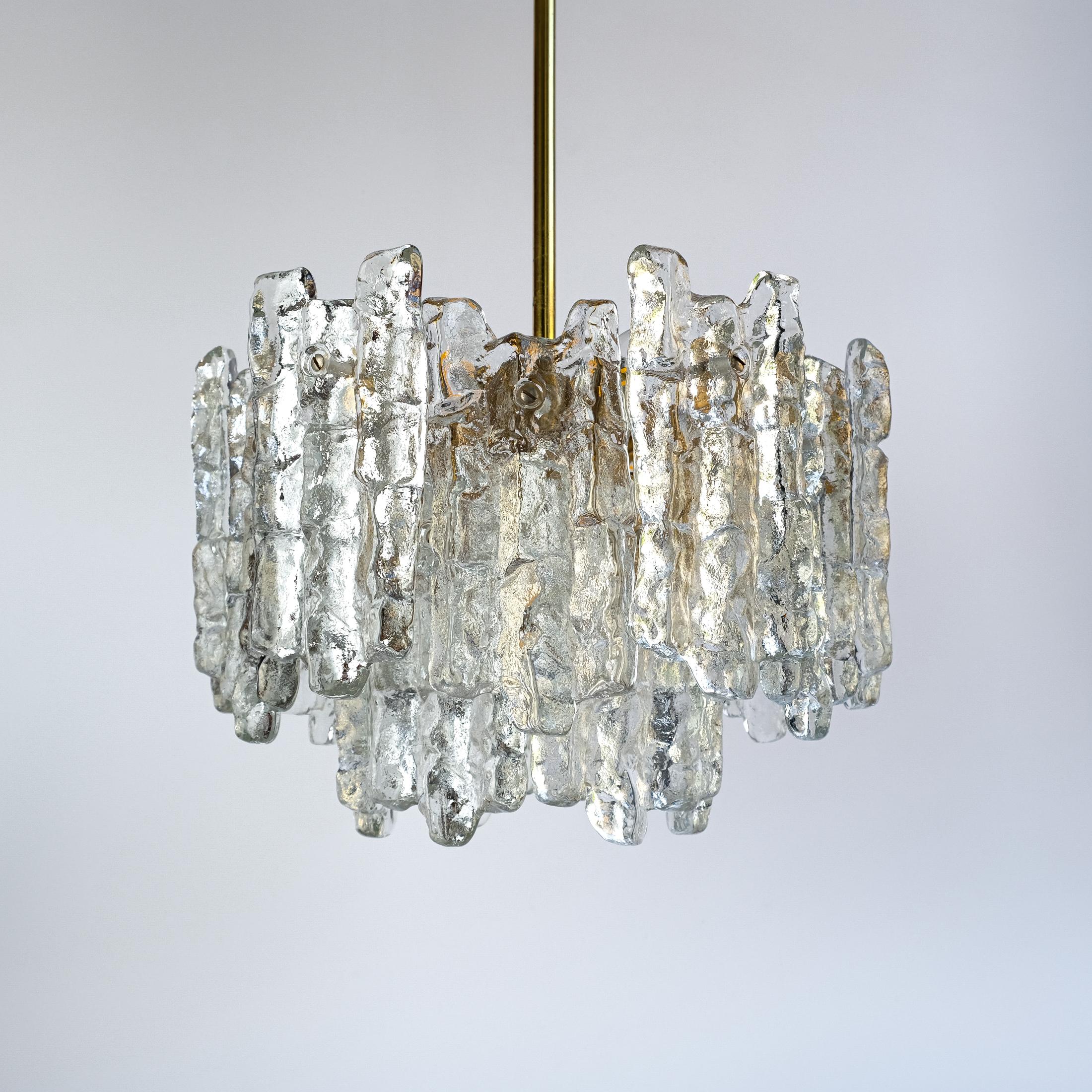 Lustre en verre glacé et laiton du milieu du siècle par J.T. Kalmar, Autriche c.C.1970 Bon état - En vente à London, GB