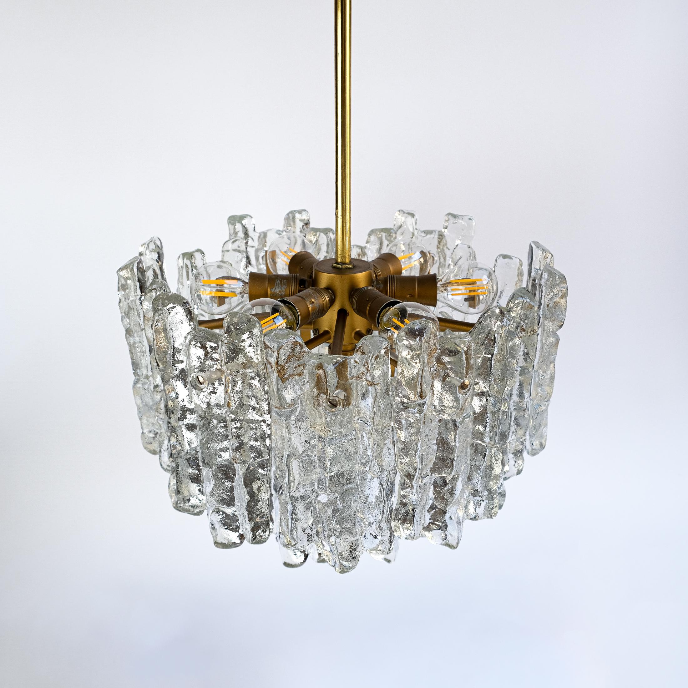 Laiton Lustre en verre glacé et laiton du milieu du siècle par J.T. Kalmar, Autriche c.C.1970 en vente