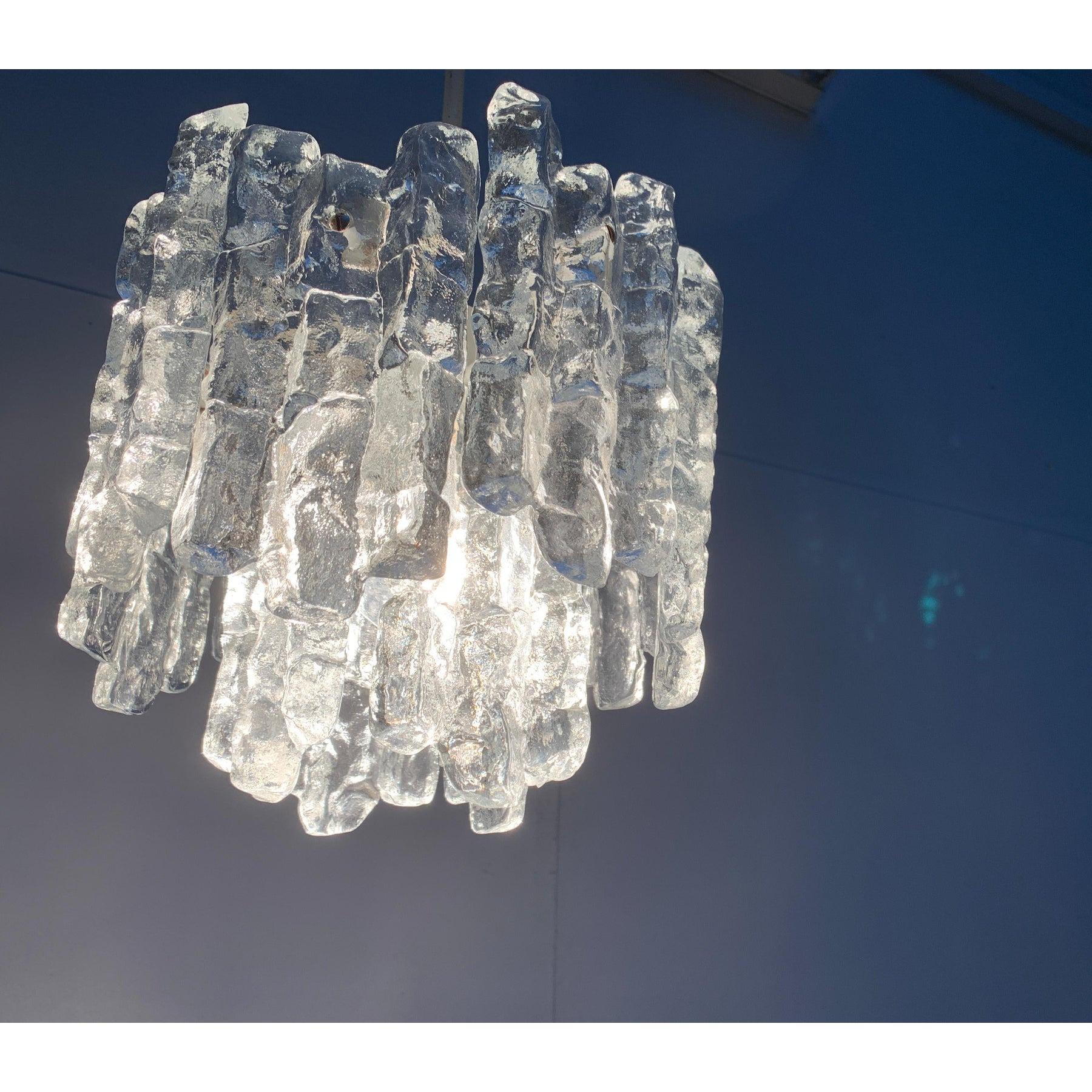Lampadario in vetro ghiaccio di metà secolo di Kalmar in vendita 3