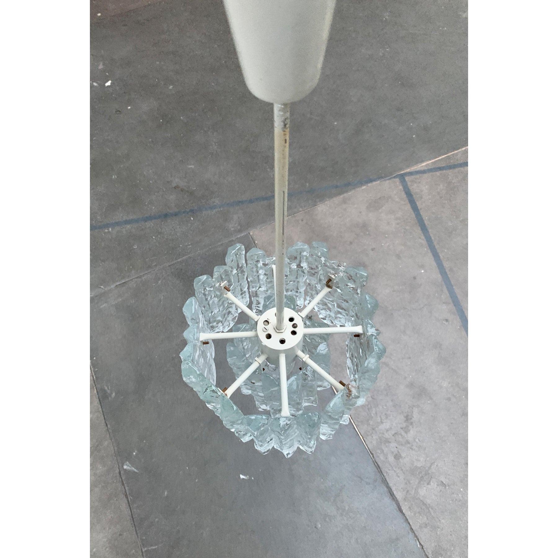 Lampadario in vetro ghiaccio di metà secolo di Kalmar in vendita 4