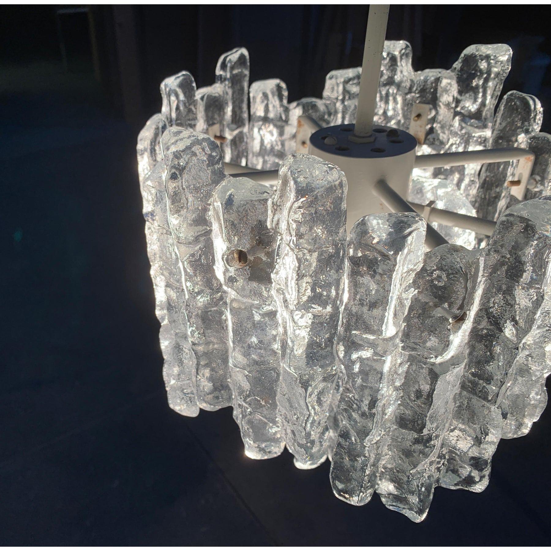 Lampadario in vetro ghiaccio di metà secolo di Kalmar in vendita 5