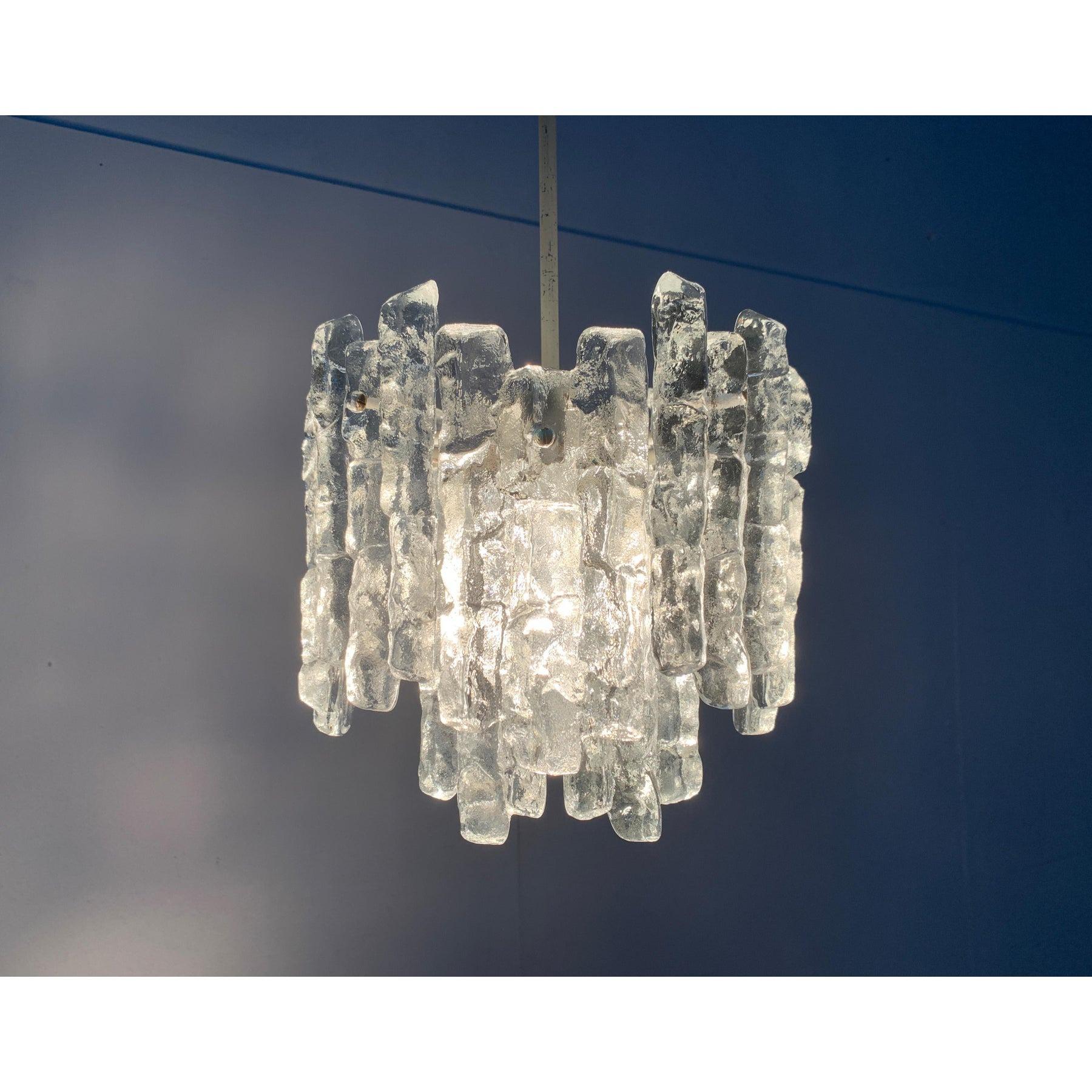 Austriaco Lampadario in vetro ghiaccio di metà secolo di Kalmar in vendita