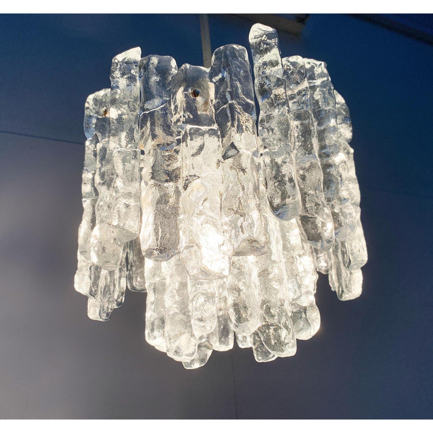 Lampadario in vetro ghiaccio di metà secolo di Kalmar In condizioni ottime in vendita a Hamburg, DE
