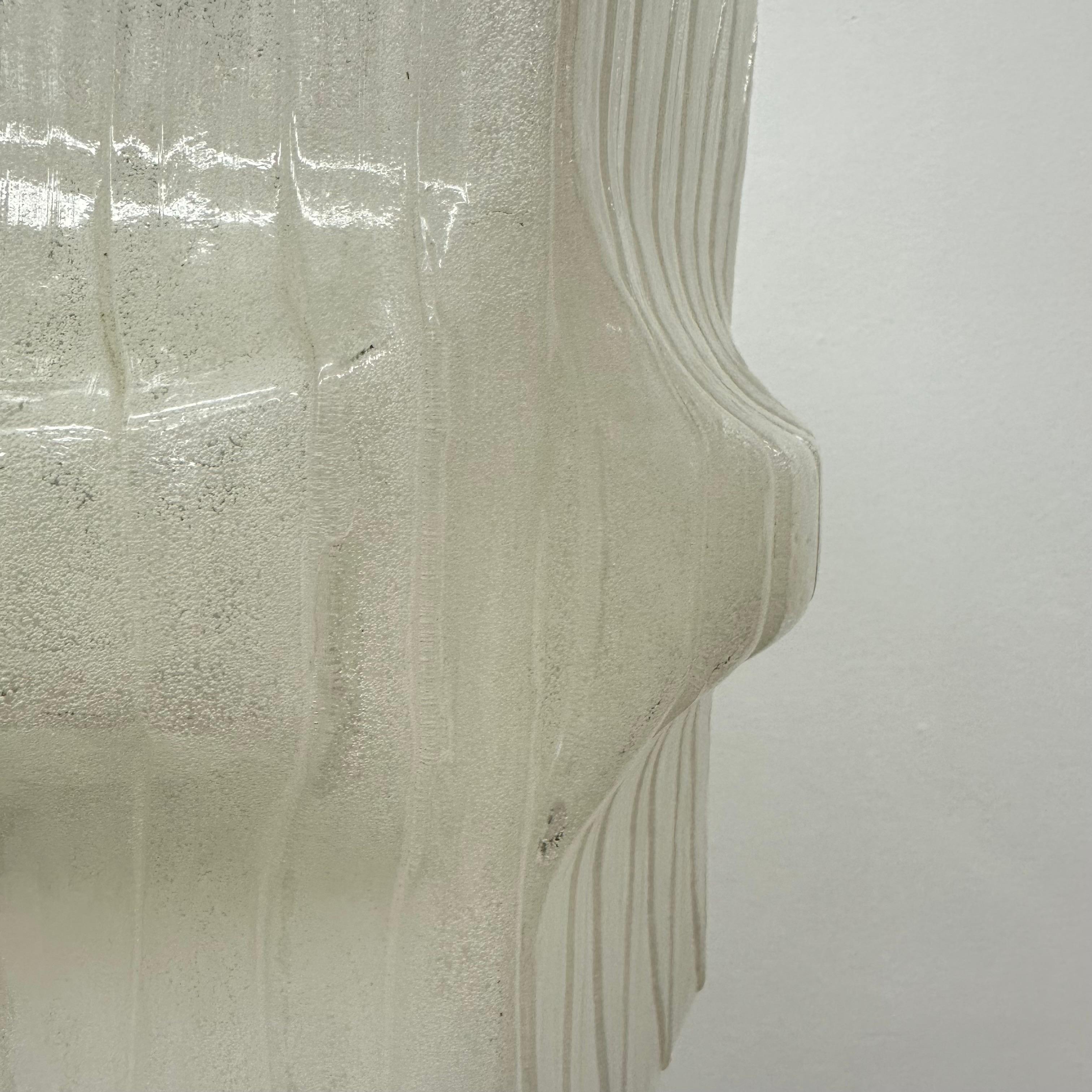 Lampada a sospensione in lucite ghiaccio di metà secolo, anni '70 in vendita 4