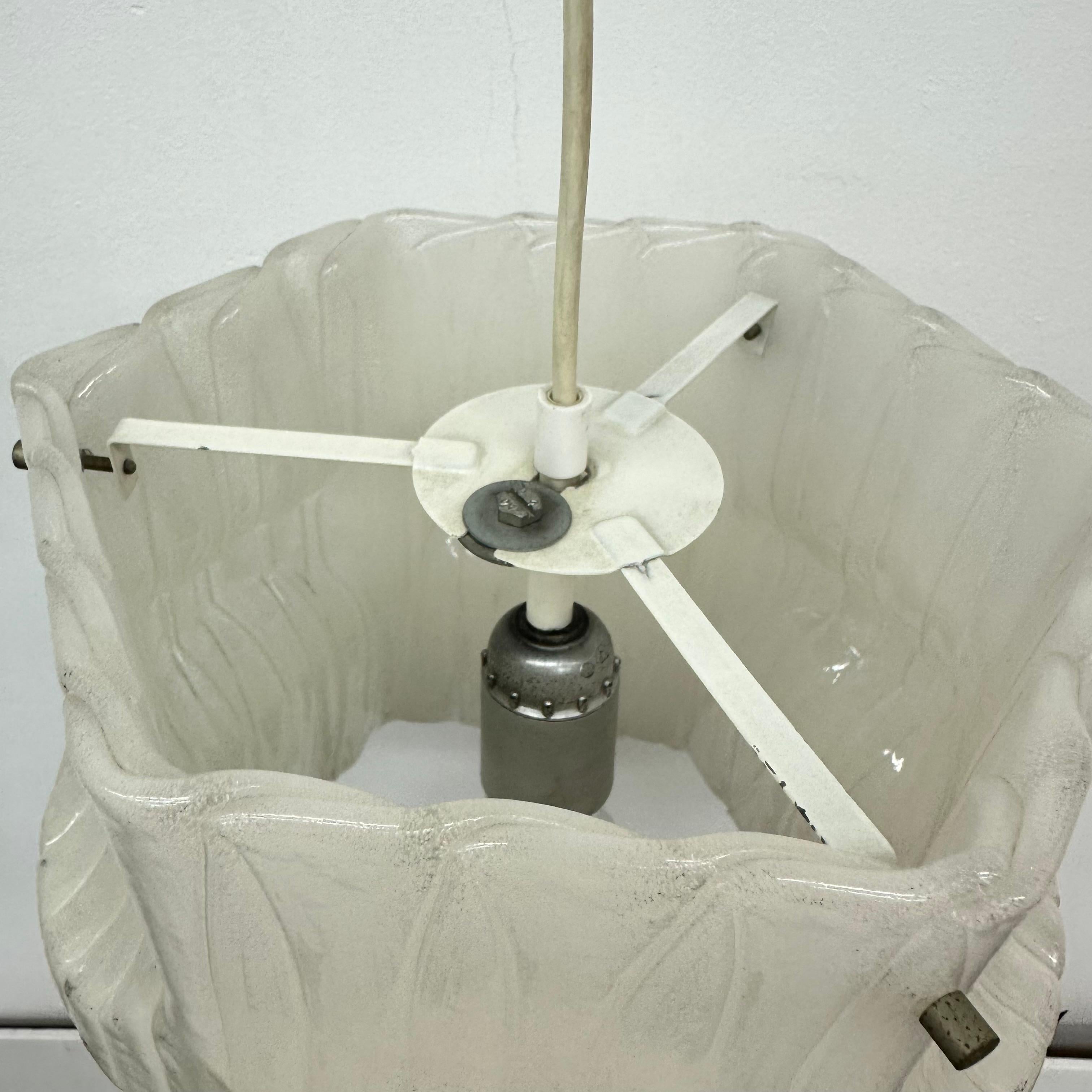 Lampada a sospensione in lucite ghiaccio di metà secolo, anni '70 in vendita 6