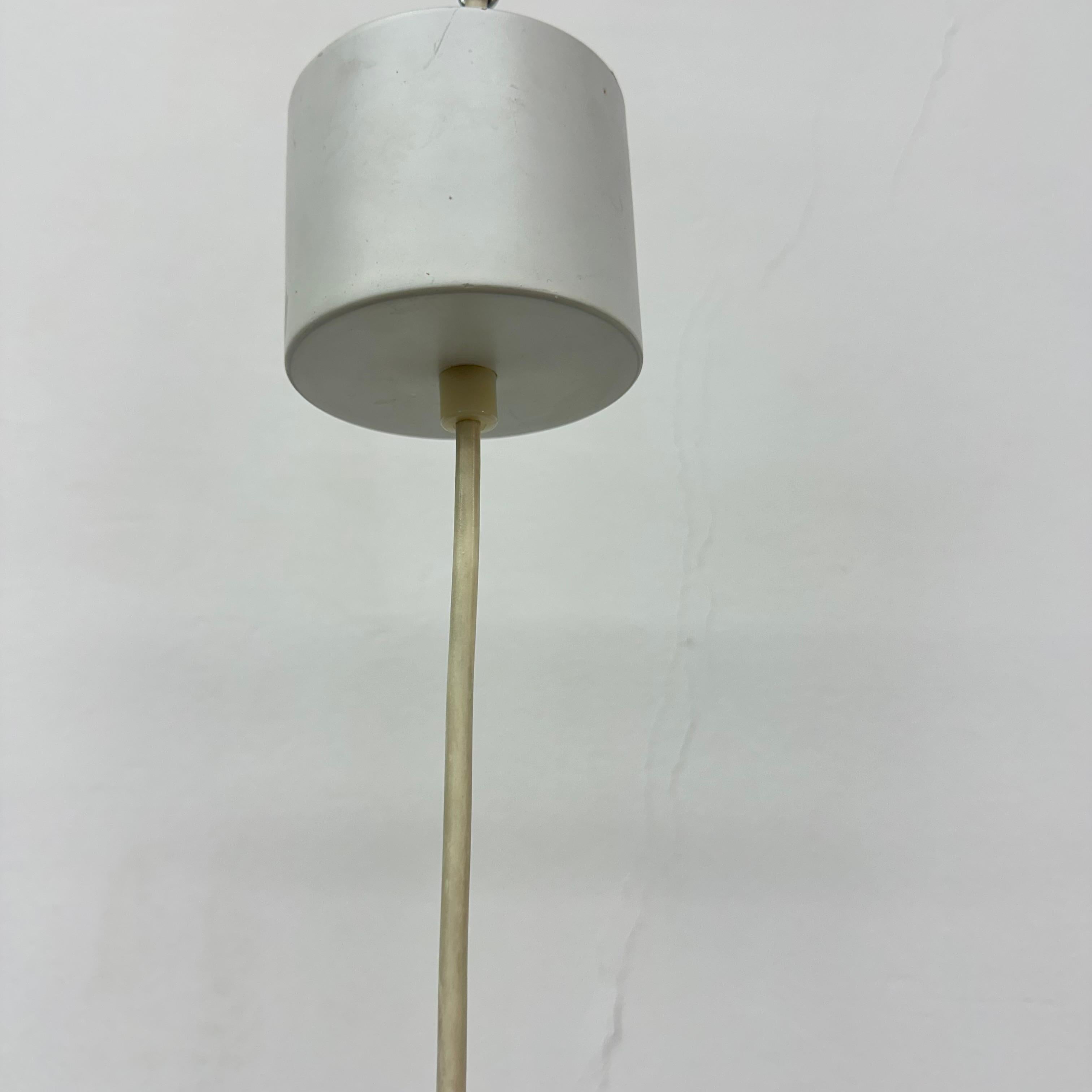 Lampada a sospensione in lucite ghiaccio di metà secolo, anni '70 in vendita 7