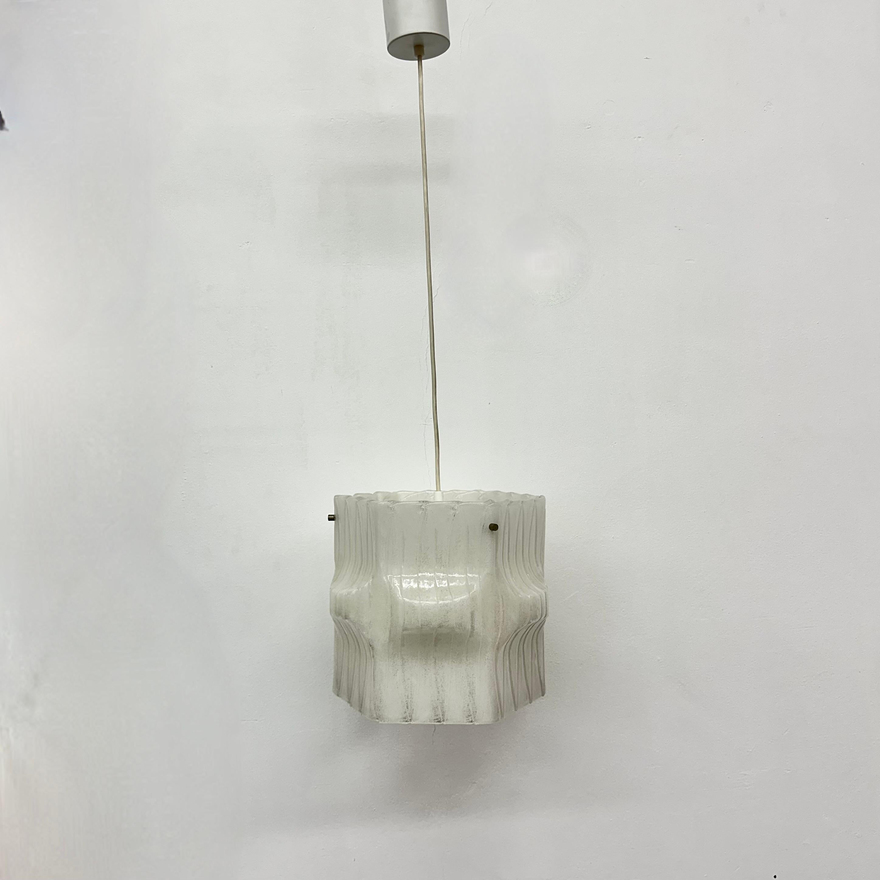 Lampada a sospensione in lucite ghiaccio di metà secolo, anni '70 in vendita 8