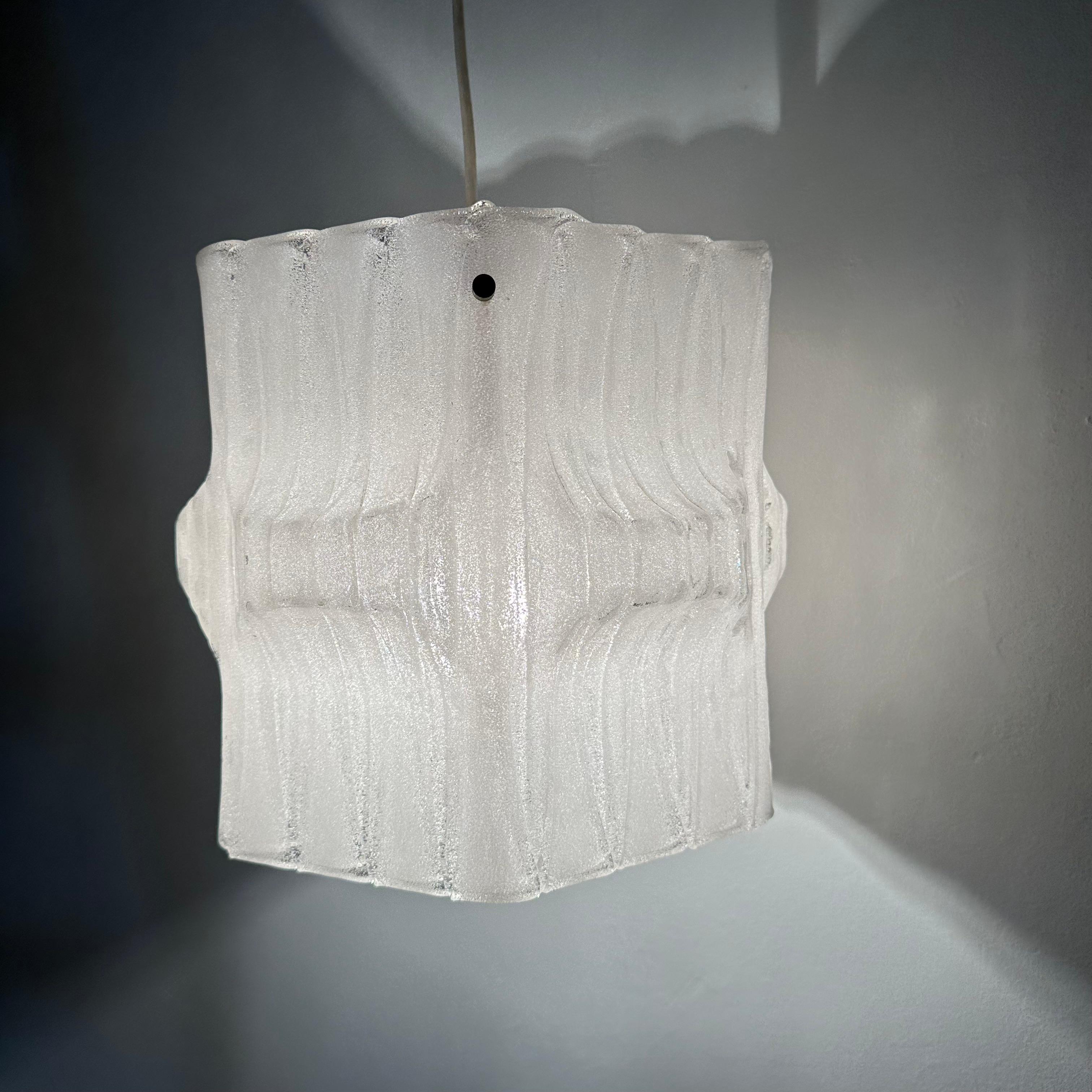 Lampada a sospensione in lucite ghiaccio di metà secolo, anni '70

Dimensioni: Altezza 90 cm, paralume 25,5Height, diametro 30cm
Materiale: Lucite, metallo
Colore: bianco