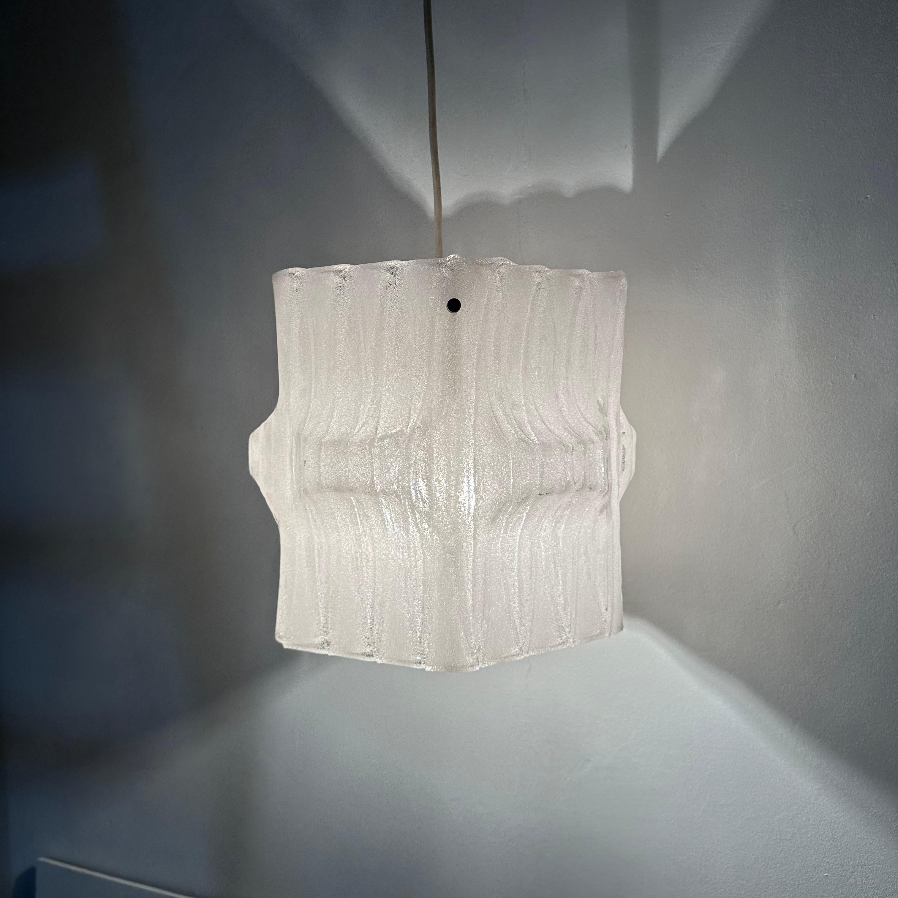 Mid-Century moderno Lampada a sospensione in lucite ghiaccio di metà secolo, anni '70 in vendita