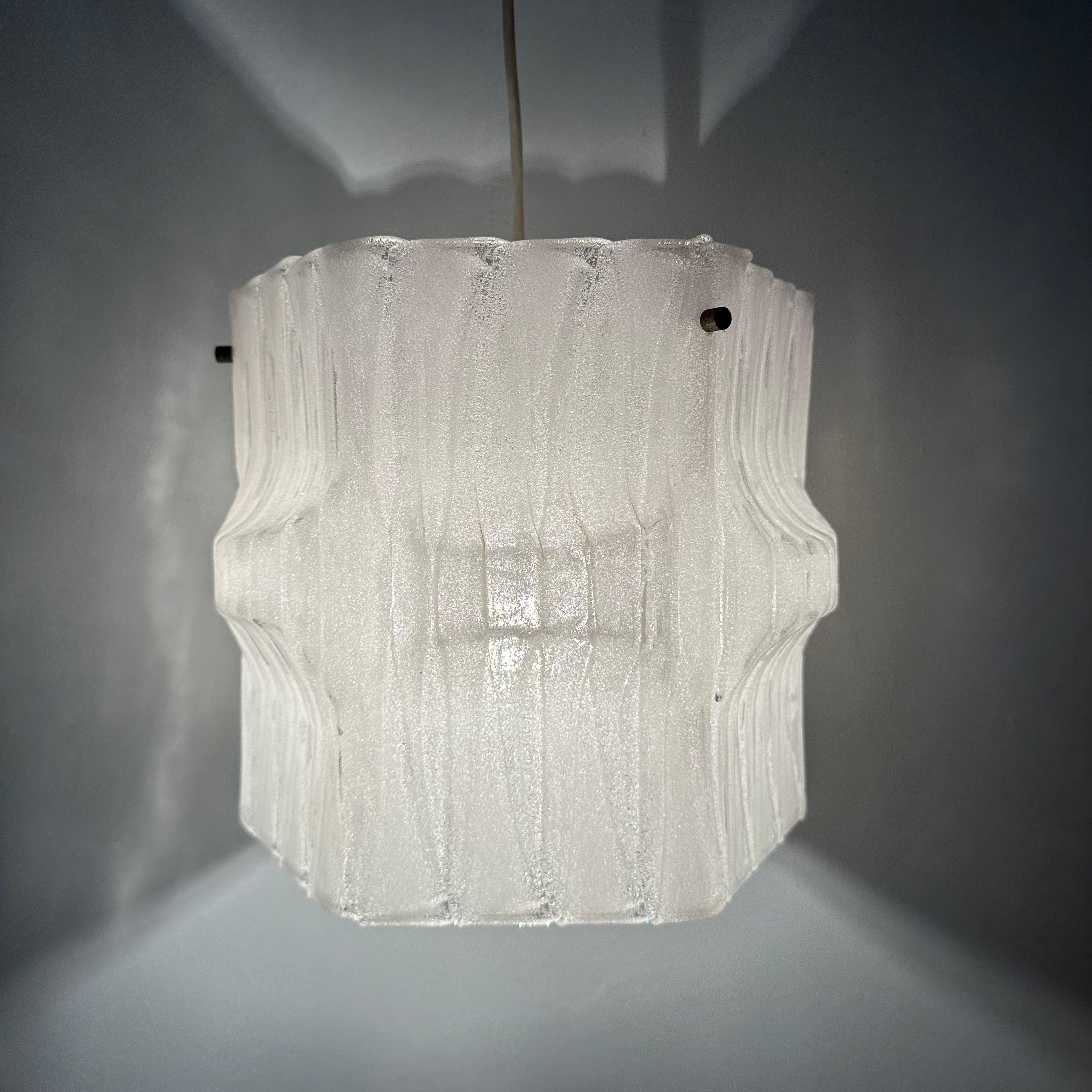 Tedesco Lampada a sospensione in lucite ghiaccio di metà secolo, anni '70 in vendita