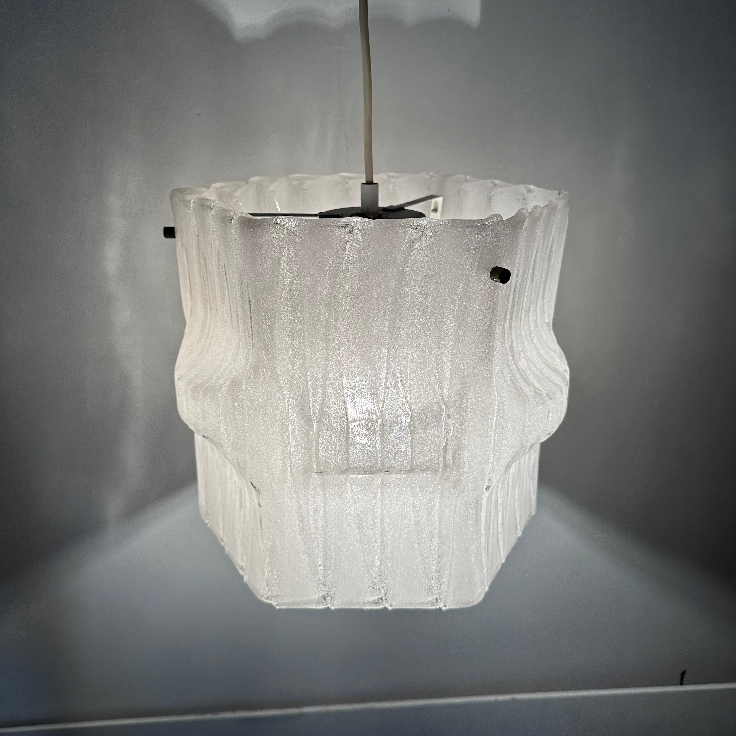 Lampada a sospensione in lucite ghiaccio di metà secolo, anni '70 In condizioni buone in vendita a Delft, NL